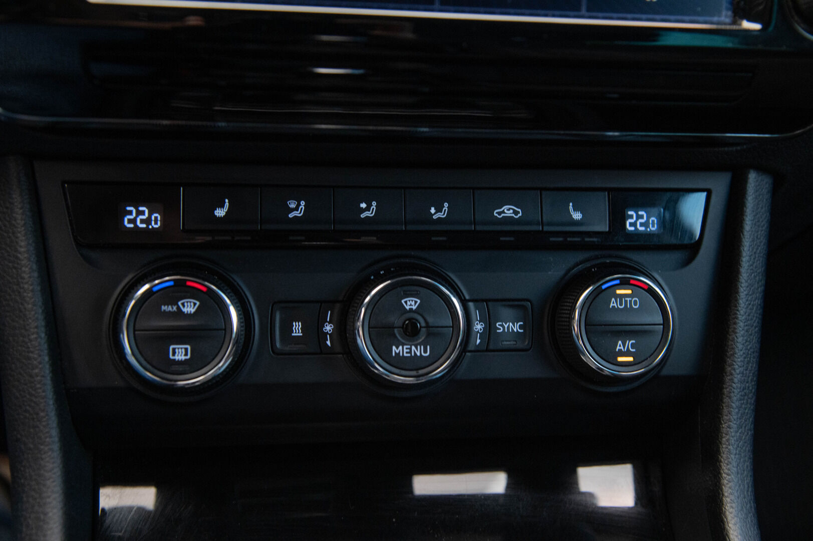 Skoda Superb 2016 2,0 TDI 190 Style DSG Autom. * Webasto / Muistipenkki / Nahka-alcantara sisusta / Adapt. Vakkari / Ambient light / Canton / Sähkökontti * - * CarPlay / Keyless / P-Tutkat / Adapt. LED / Sähkökoukku *