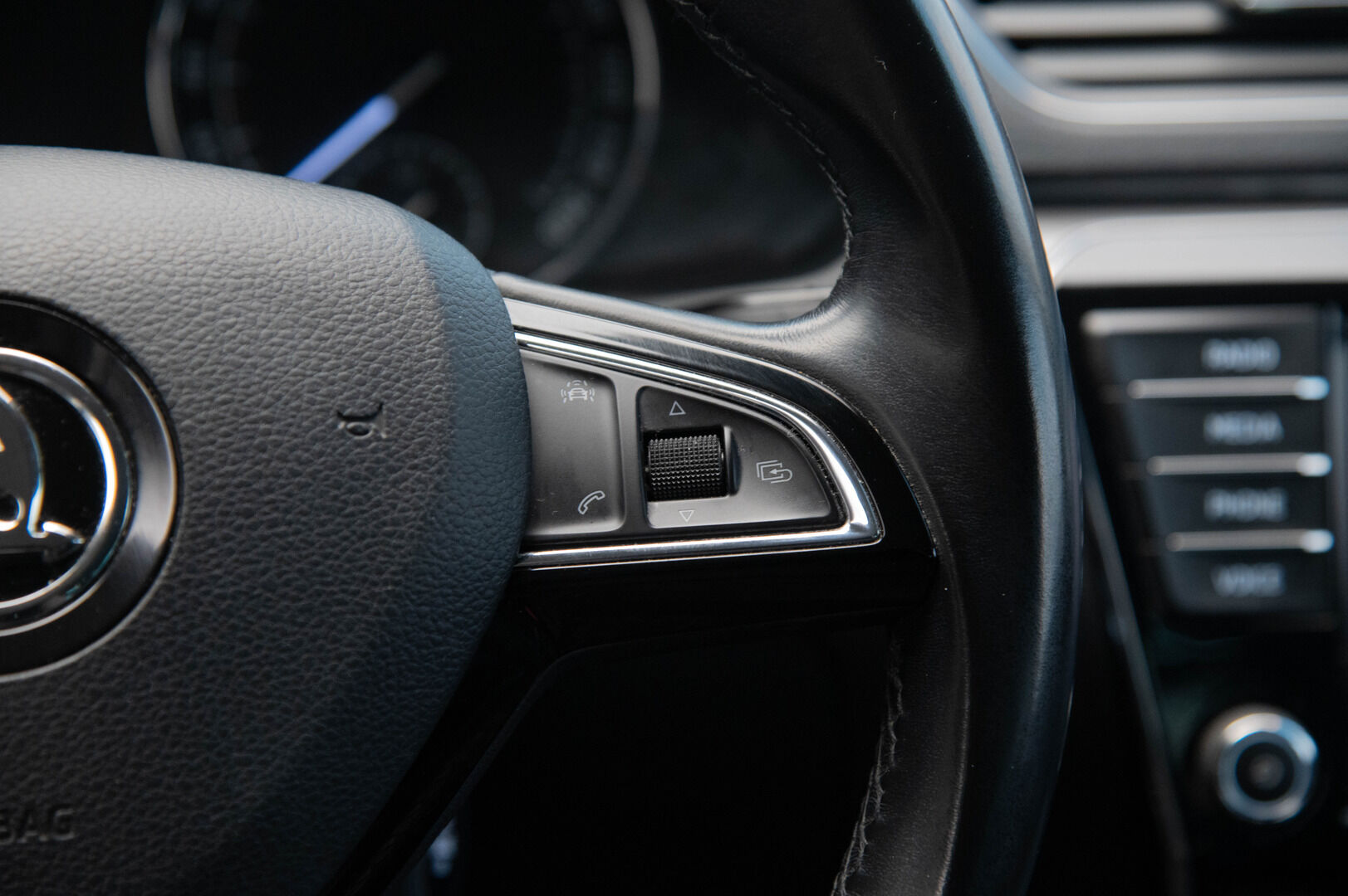 Skoda Superb 2016 2,0 TDI 190 Style DSG Autom. * Webasto / Muistipenkki / Nahka-alcantara sisusta / Adapt. Vakkari / Ambient light / Canton / Sähkökontti * - * CarPlay / Keyless / P-Tutkat / Adapt. LED / Sähkökoukku *