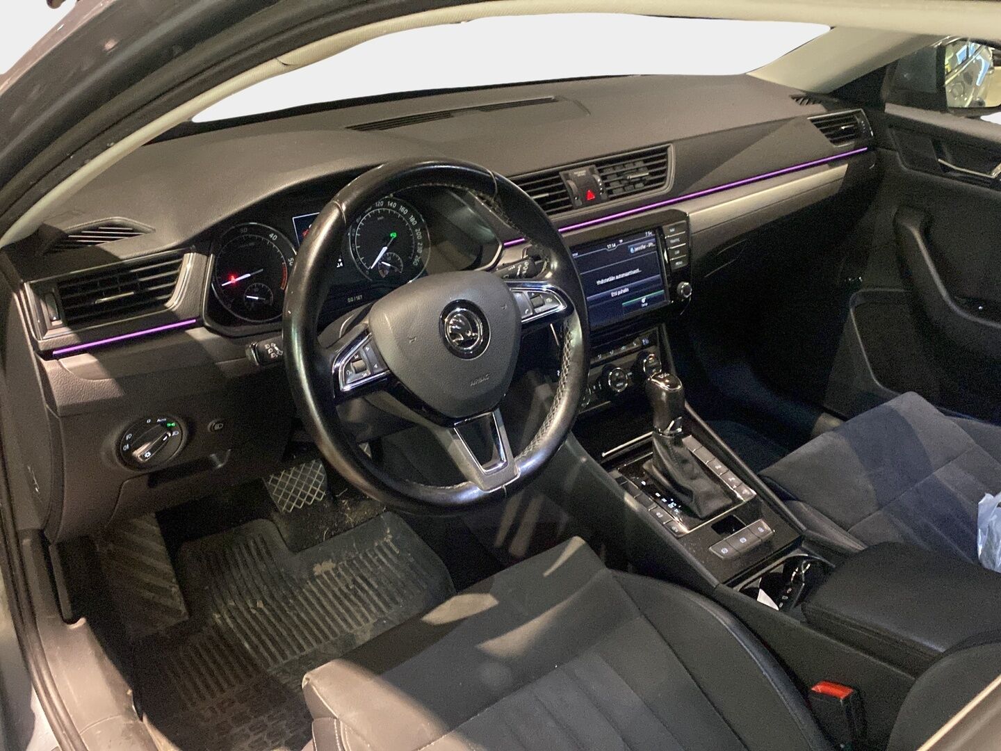 Skoda Superb 2017 Combi 2,0 TDI 150 Elegance DSG *Webasto / ACC / Canton / Koukku / Muistipenkki / Sähköluukku / Navi / Parkkitutkat* - Uudenkarheat nastarenkaat / Jakohihna vaihdettu / 2x Skoda vanteet