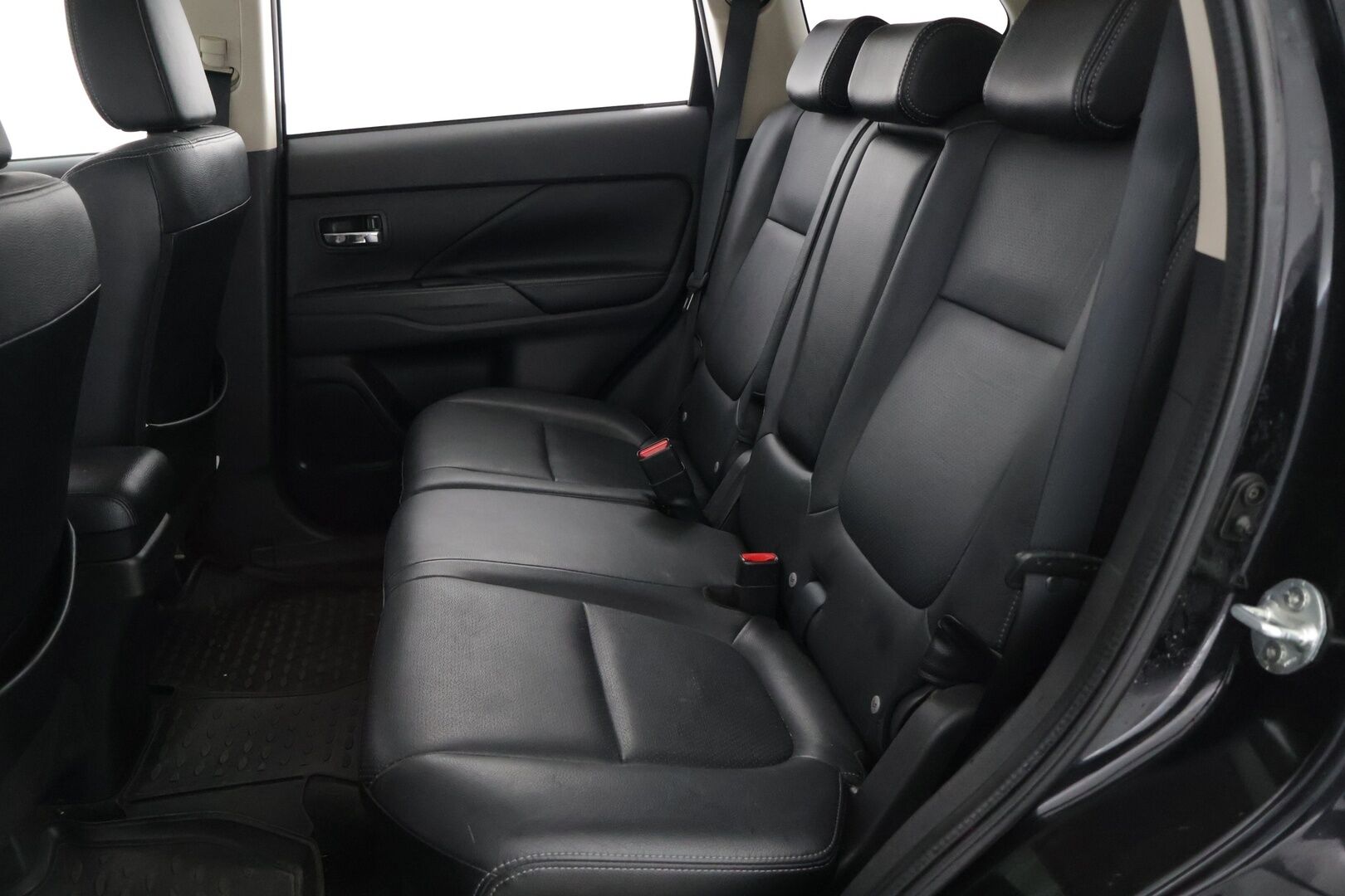 Mitsubishi Outlander PHEV 2014 Instyle Navi 4WD 5P - YritysOutlet - Myydään vain yrityksille - - * Kattoluukku / P-Kamera / Vakkari / Nahkapenkit / Sähkökontti / Penkinlämmittimet / Xenon *