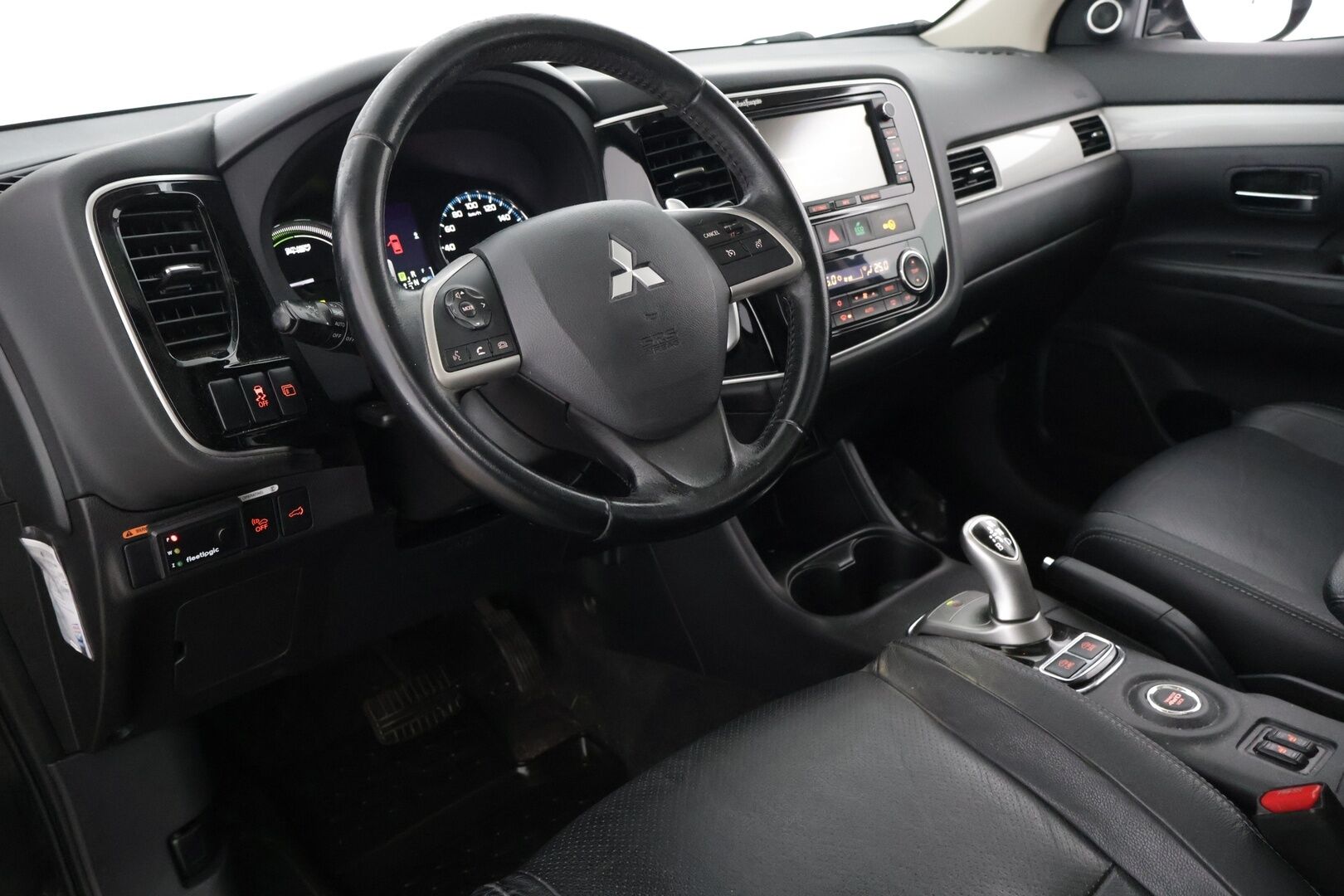 Mitsubishi Outlander PHEV 2014 Instyle Navi 4WD 5P - YritysOutlet - Myydään vain yrityksille - - * Kattoluukku / P-Kamera / Vakkari / Nahkapenkit / Sähkökontti / Penkinlämmittimet / Xenon *
