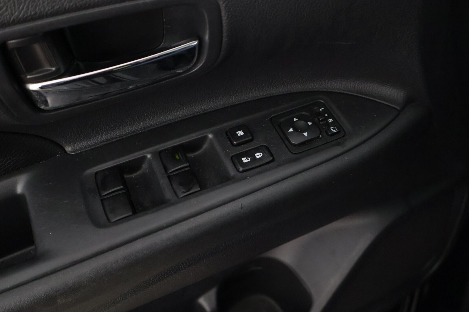 Mitsubishi Outlander PHEV 2014 Instyle Navi 4WD 5P - YritysOutlet - Myydään vain yrityksille - - * Kattoluukku / P-Kamera / Vakkari / Nahkapenkit / Sähkökontti / Penkinlämmittimet / Xenon *