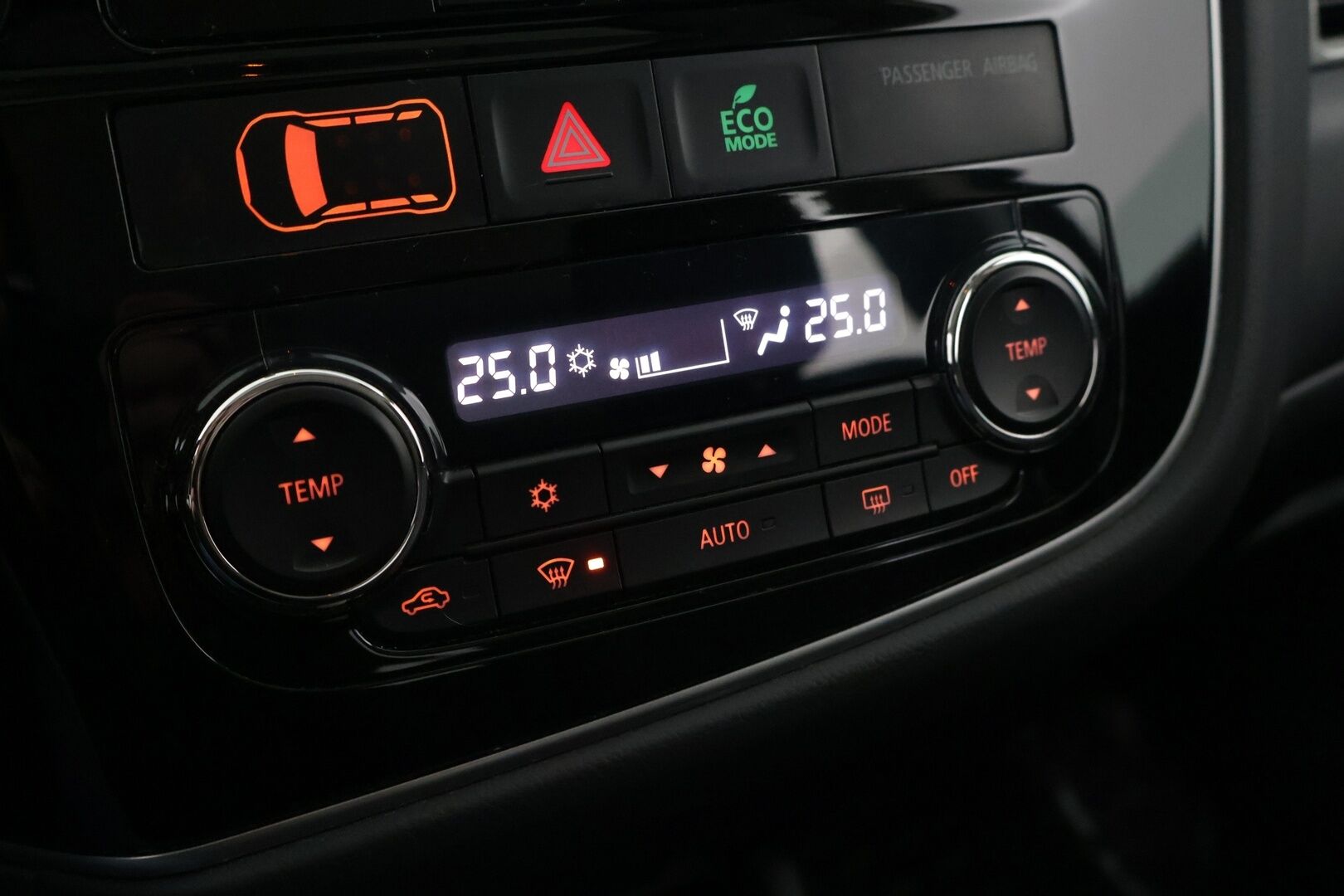 Mitsubishi Outlander PHEV 2014 Instyle Navi 4WD 5P - YritysOutlet - Myydään vain yrityksille - - * Kattoluukku / P-Kamera / Vakkari / Nahkapenkit / Sähkökontti / Penkinlämmittimet / Xenon *