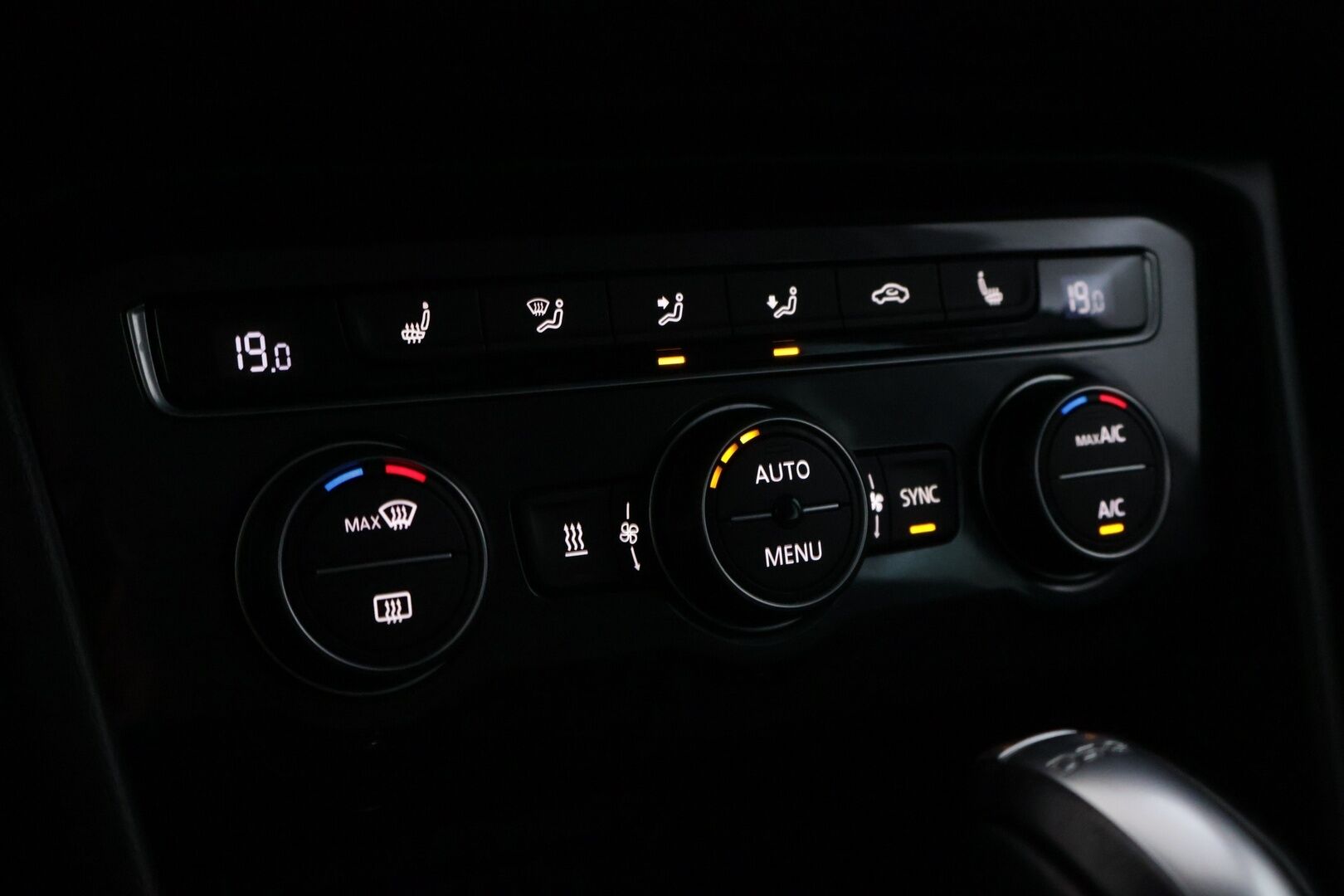 Volkswagen Tiguan 2018 Comfortline 2,0 TDI SCR 110 kW (150 hv) 4MOTION DSG Winter Edition *Webasto / ACC / Koukku / Parkkitutkat / Kaistavahti* - Kahdet renkaat ja VW-vanteet / Suomi-auto / Jakohihna vaihdettu - HULLUT AVAJAISHULINAT KORKOTARJOUS 3,29 %