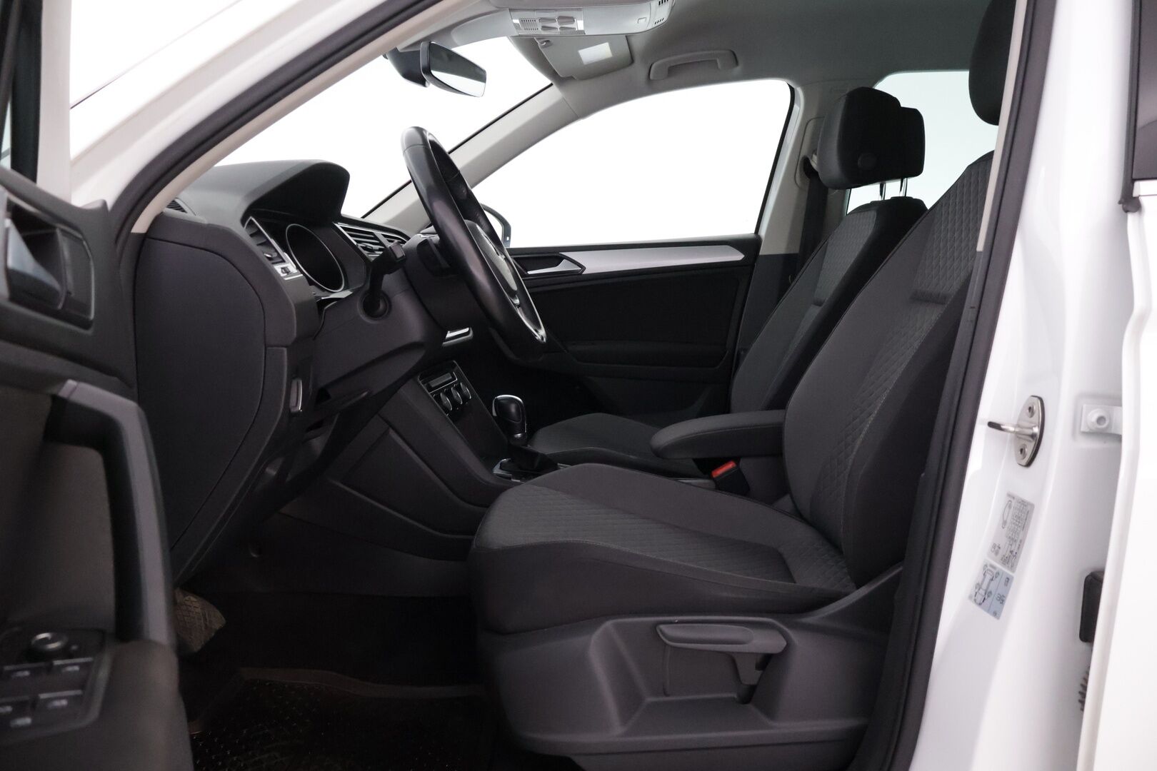 Volkswagen Tiguan 2018 Comfortline 2,0 TDI SCR 110 kW (150 hv) 4MOTION DSG Winter Edition *Webasto / ACC / Koukku / Parkkitutkat / Kaistavahti* - Kahdet renkaat ja VW-vanteet / Suomi-auto / Jakohihna vaihdettu - HULLUT AVAJAISHULINAT KORKOTARJOUS 3,29 %