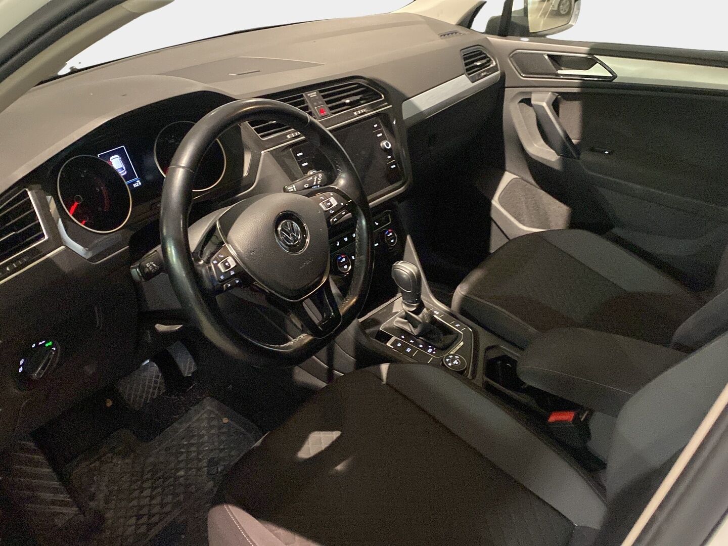 Volkswagen Tiguan 2018 Comfortline 2,0 TDI SCR 110 kW (150 hv) 4MOTION DSG Winter Edition *Webasto / ACC / Koukku / Parkkitutkat / Kaistavahti* - Kahdet renkaat ja VW-vanteet / Suomi-auto / Jakohihna vaihdettu 