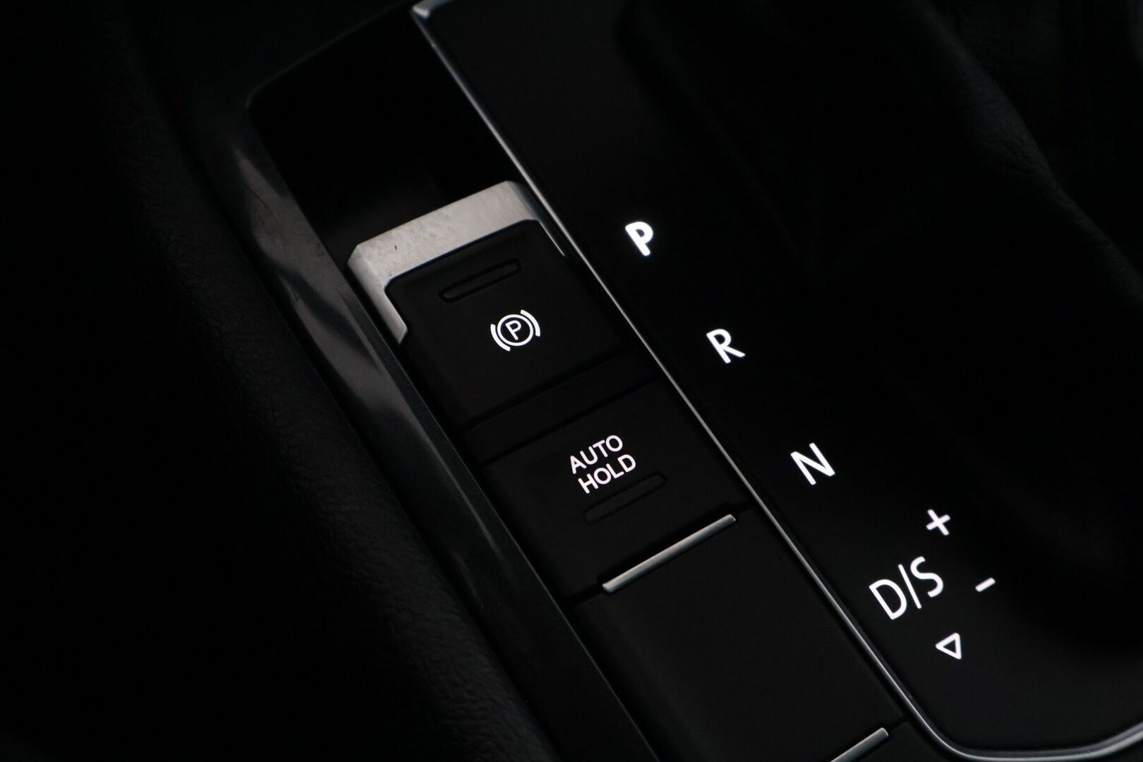 Volkswagen Tiguan 2018 Comfortline 2,0 TDI SCR 110 kW (150 hv) 4MOTION DSG Winter Edition *Webasto / ACC / Koukku / Parkkitutkat / Kaistavahti* - Kahdet renkaat ja VW-vanteet / Suomi-auto / Jakohihna vaihdettu - HULLUT AVAJAISHULINAT KORKOTARJOUS 3,29 %