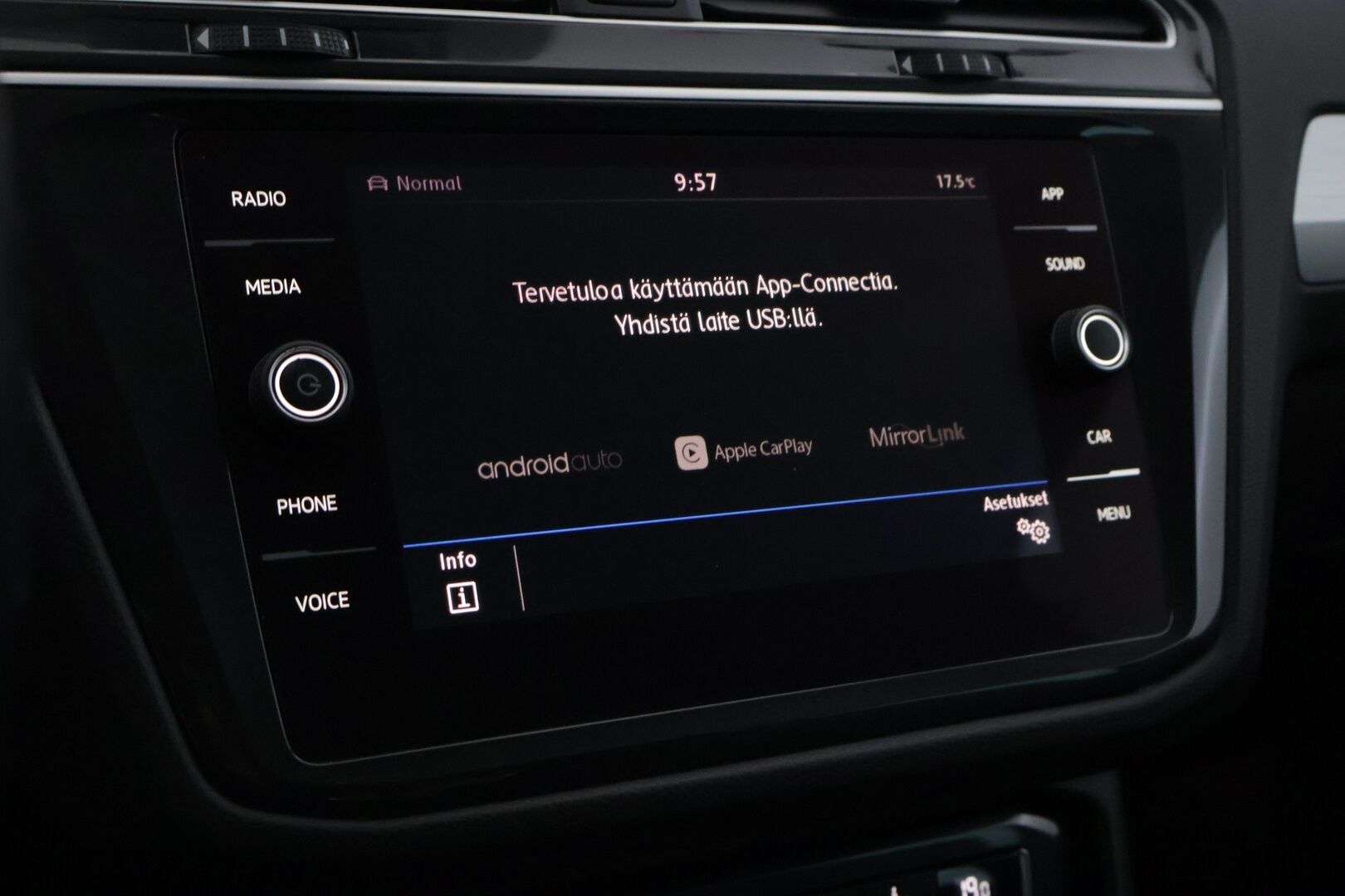 Volkswagen Tiguan 2018 Comfortline 2,0 TDI SCR 110 kW (150 hv) 4MOTION DSG Winter Edition *Webasto / ACC / Koukku / Parkkitutkat / Kaistavahti* - Kahdet renkaat ja VW-vanteet / Suomi-auto / Jakohihna vaihdettu 