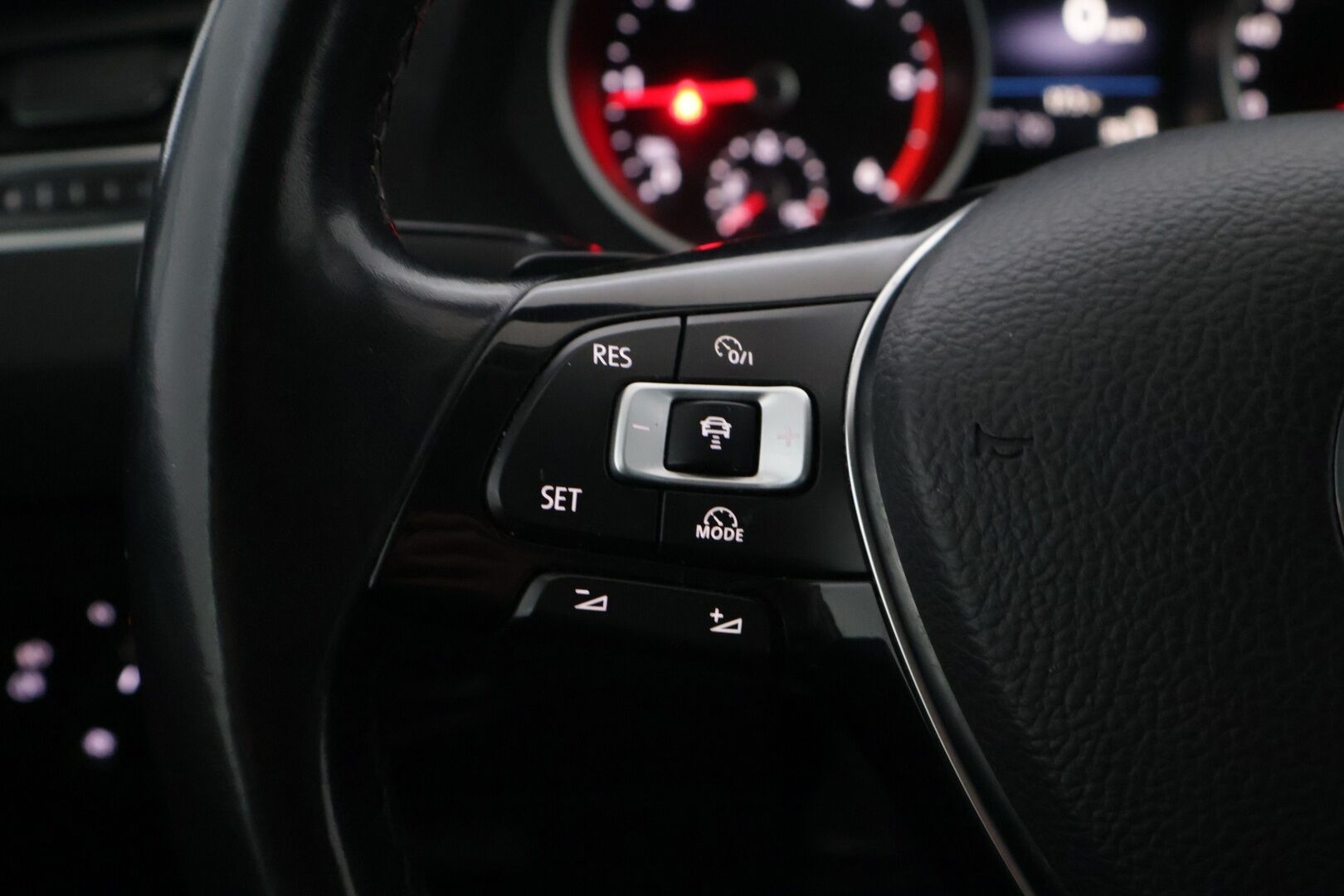 Volkswagen Tiguan 2018 Comfortline 2,0 TDI SCR 110 kW (150 hv) 4MOTION DSG Winter Edition *Webasto / ACC / Koukku / Parkkitutkat / Kaistavahti* - Kahdet renkaat ja VW-vanteet / Suomi-auto / Jakohihna vaihdettu - HULLUT AVAJAISHULINAT KORKOTARJOUS 3,29 %