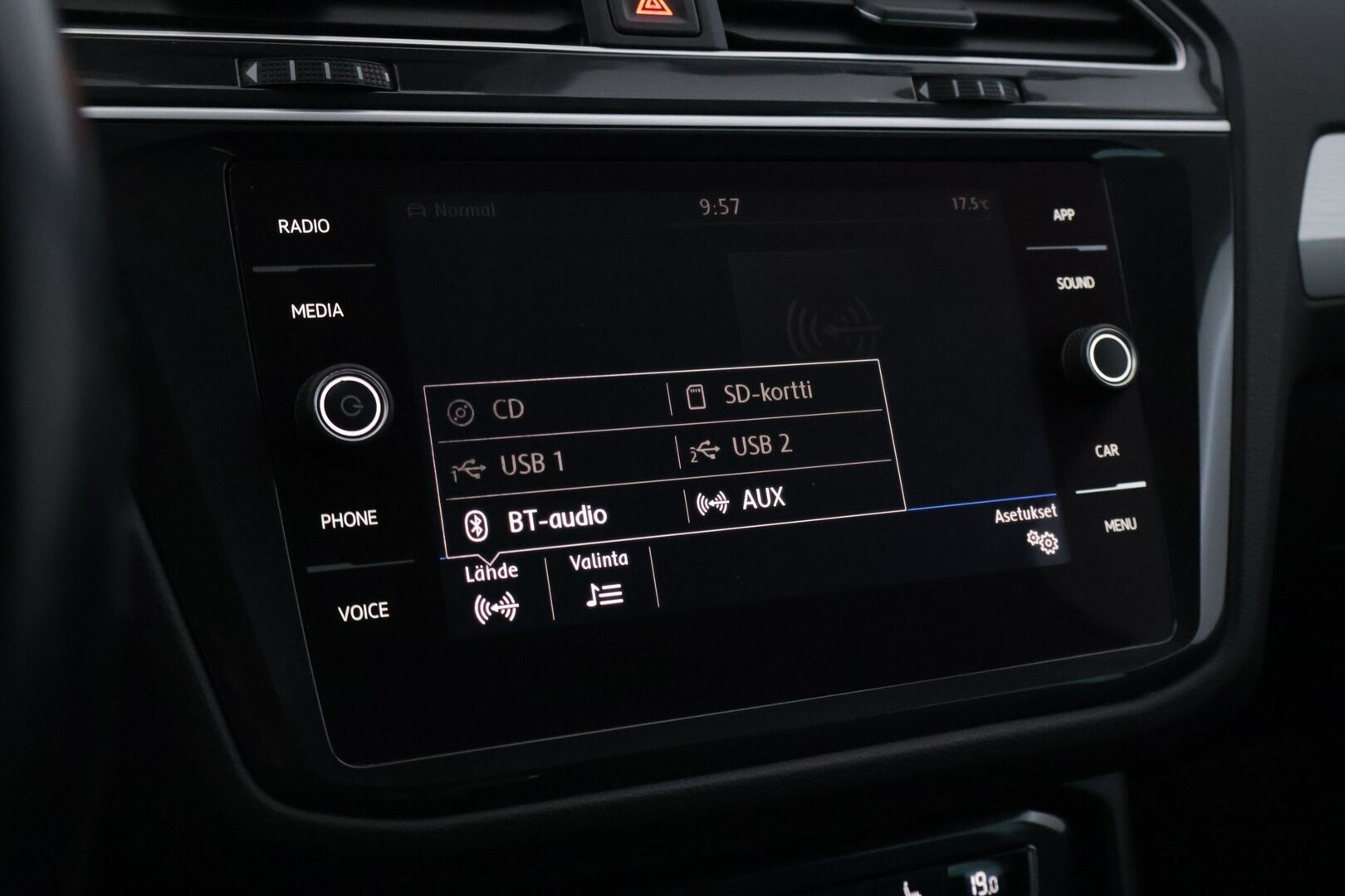 Volkswagen Tiguan 2018 Comfortline 2,0 TDI SCR 110 kW (150 hv) 4MOTION DSG Winter Edition *Webasto / ACC / Koukku / Parkkitutkat / Kaistavahti* - Kahdet renkaat ja VW-vanteet / Suomi-auto / Jakohihna vaihdettu - HULLUT AVAJAISHULINAT KORKOTARJOUS 3,29 %