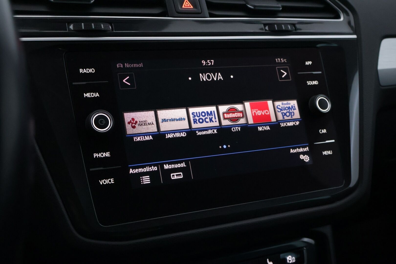 Volkswagen Tiguan 2018 Comfortline 2,0 TDI SCR 110 kW (150 hv) 4MOTION DSG Winter Edition *Webasto / ACC / Koukku / Parkkitutkat / Kaistavahti* - Kahdet renkaat ja VW-vanteet / Suomi-auto / Jakohihna vaihdettu 