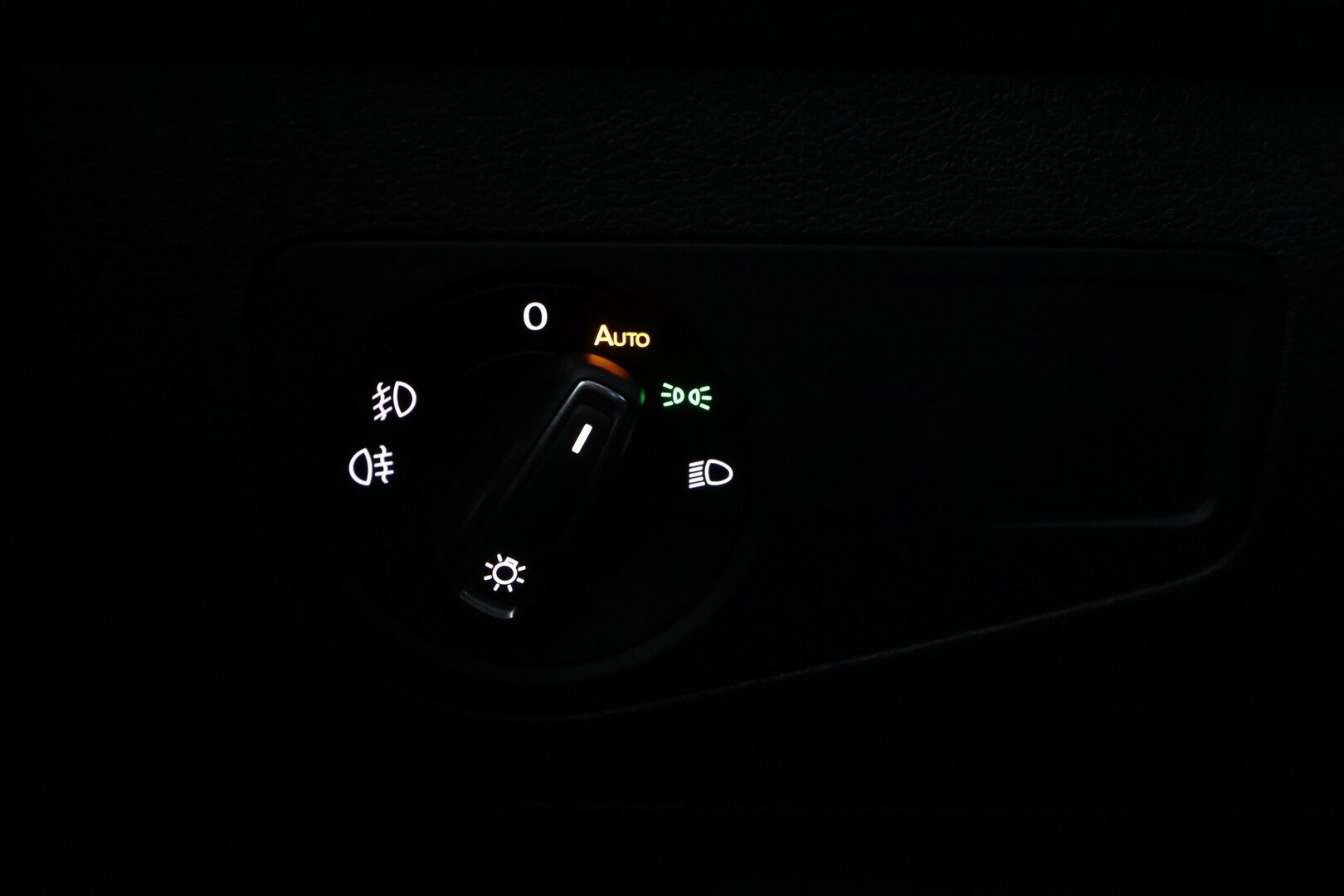 Volkswagen Tiguan 2018 Comfortline 2,0 TDI SCR 110 kW (150 hv) 4MOTION DSG Winter Edition *Webasto / ACC / Koukku / Parkkitutkat / Kaistavahti* - Kahdet renkaat ja VW-vanteet / Suomi-auto / Jakohihna vaihdettu 