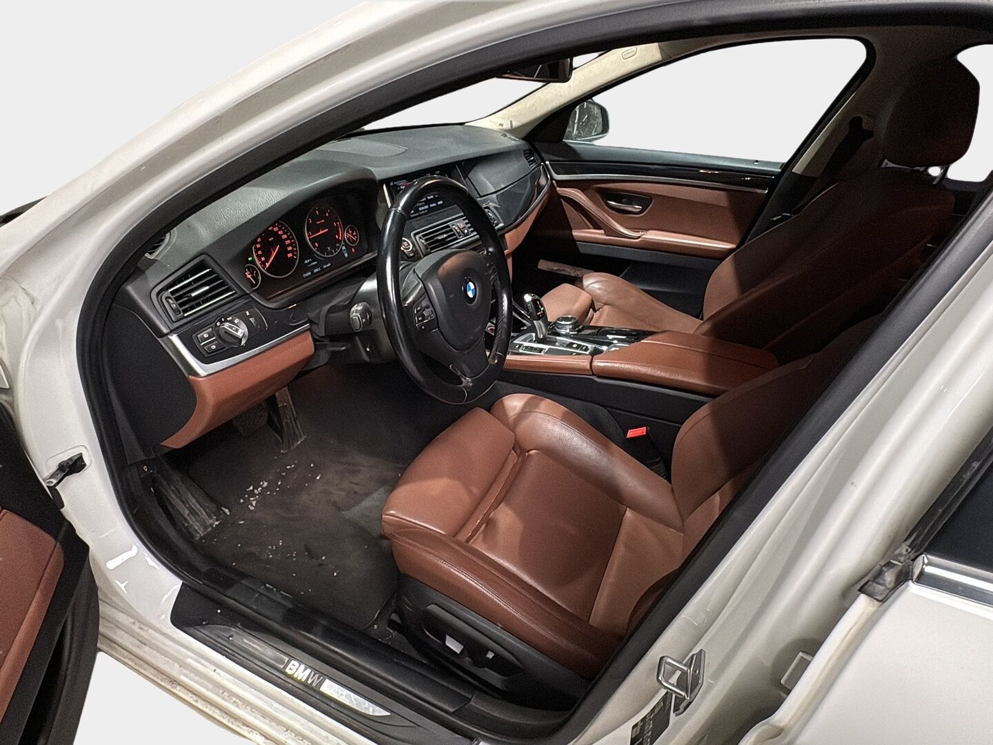 BMW 518 2017 F11 Touring 518d A Business Exclusive Pro Edition *Konjakkinahat / Lohkolämmitin / Professional Navi / Vakkari / Sähköluukku * - Suomiauto / Parkkitutkat / Ratinlämmitin 