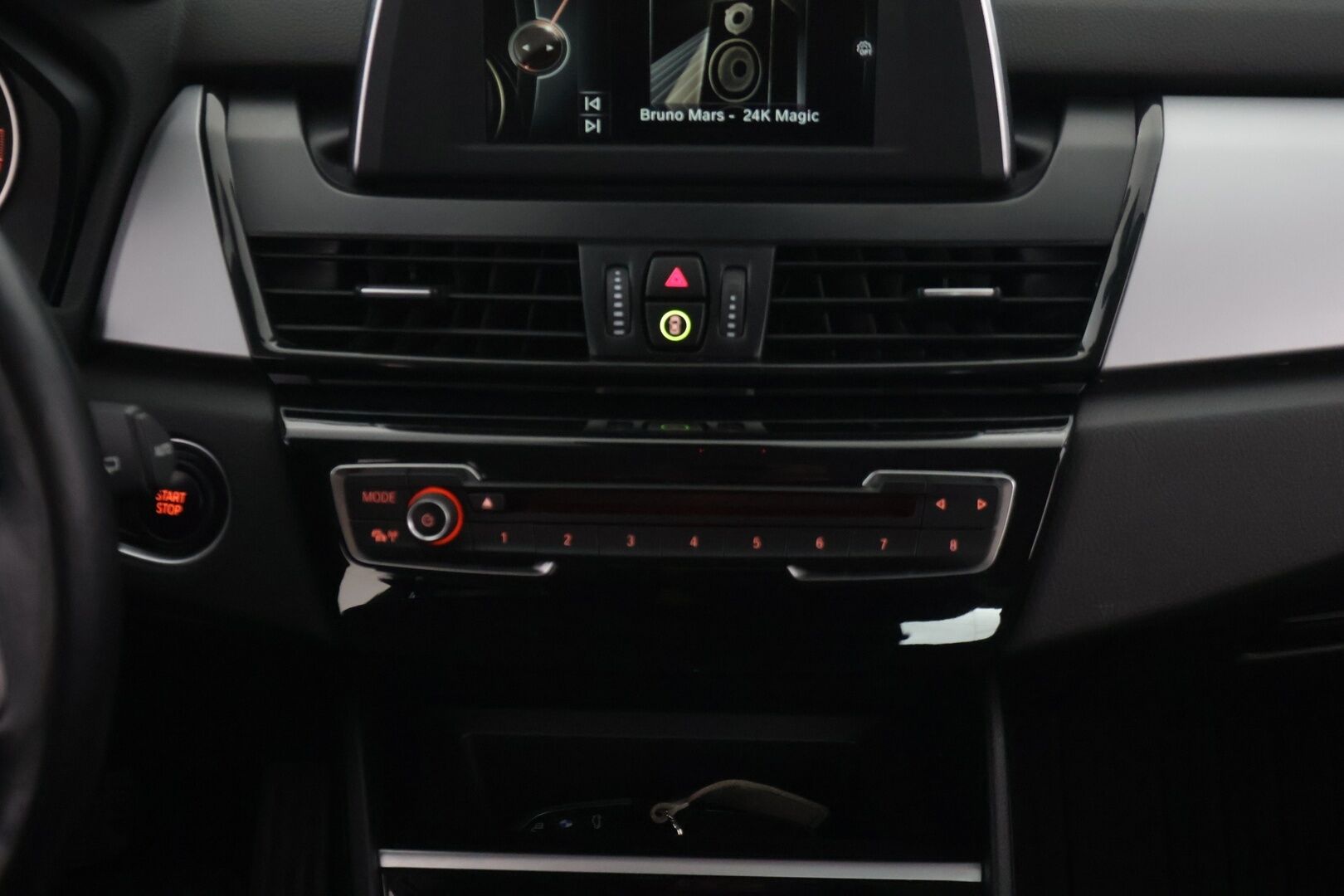 BMW 225 2017 F45 Active Tourer 225xe A Business */ Suomi-auto / Esilämmitys / P.kamera / Ratinlämmitys / Comfort Access / Vakkari /* - Soh 93,6% / Ilmainen kotiintoimitus / 2x renkaat