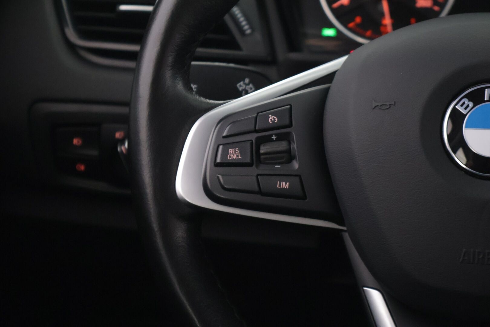 BMW 225 2017 F45 Active Tourer 225xe A Business */ Suomi-auto / Esilämmitys / P.kamera / Ratinlämmitys / Comfort Access / Vakkari /* - Soh 93,6% / Ilmainen kotiintoimitus / 2x renkaat