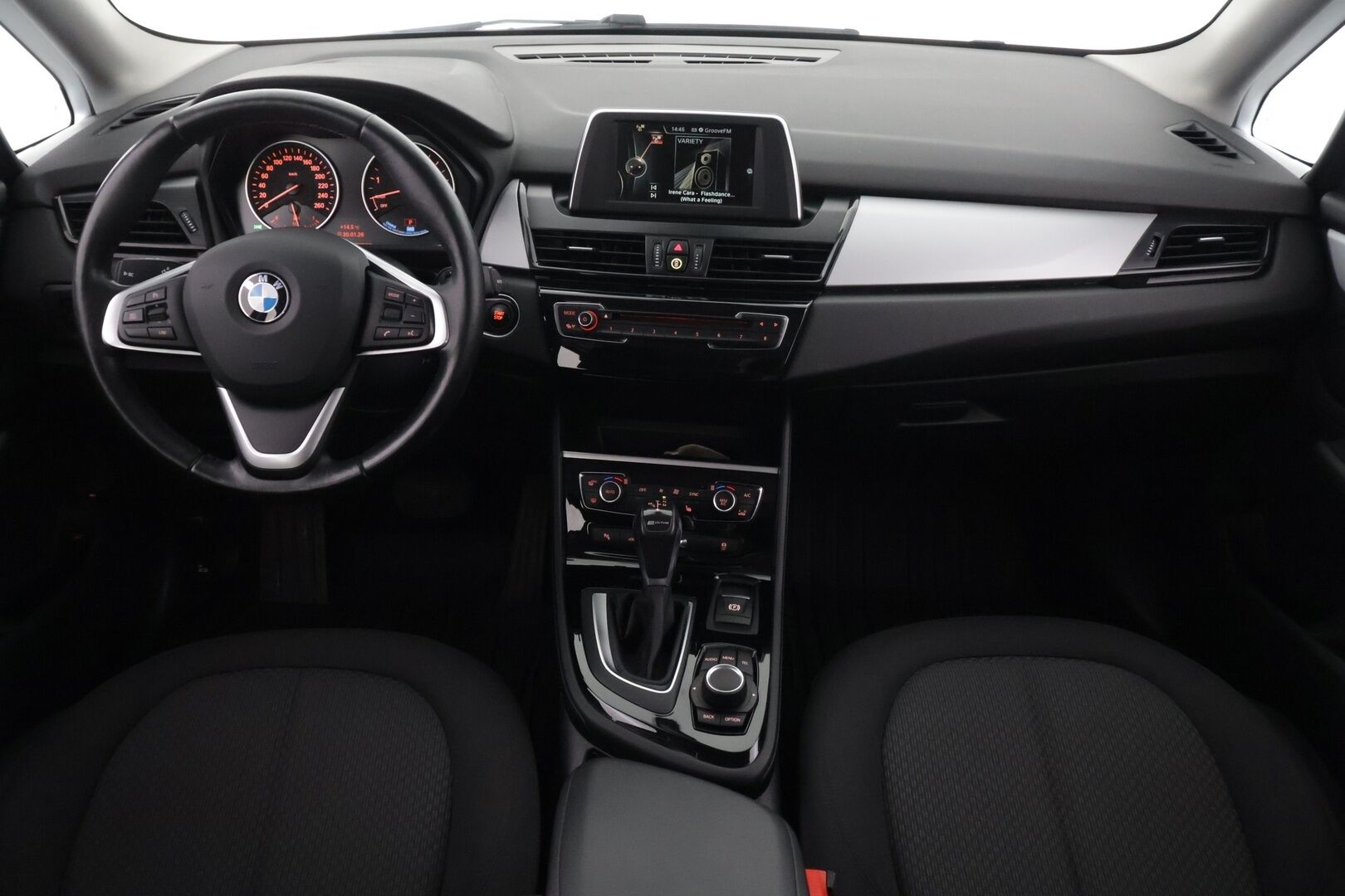 BMW 225 2017 F45 Active Tourer 225xe A Business */ Suomi-auto / Esilämmitys / P.kamera / Ratinlämmitys / Comfort Access / Vakkari /* - Soh 93,6% / Ilmainen kotiintoimitus / 2x renkaat