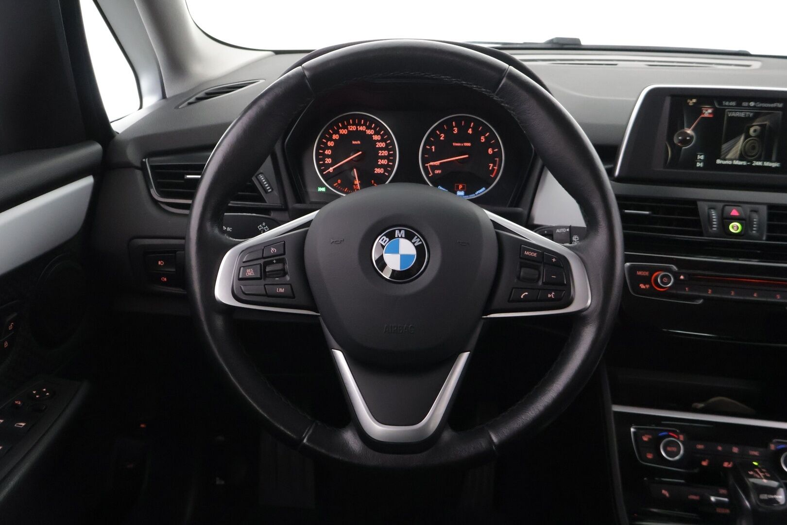 BMW 225 2017 F45 Active Tourer 225xe A Business */ Suomi-auto / Esilämmitys / P.kamera / Ratinlämmitys / Comfort Access / Vakkari /* - Soh 93,6% / Ilmainen kotiintoimitus / 2x renkaat