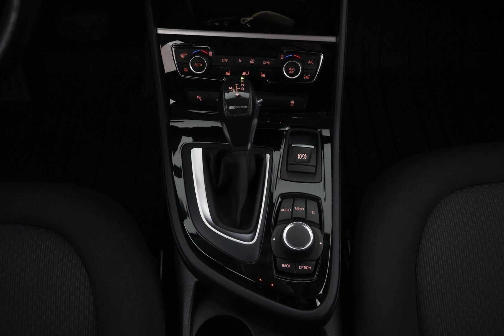 BMW 225 2017 F45 Active Tourer 225xe A Business */ Suomi-auto / Esilämmitys / P.kamera / Ratinlämmitys / Comfort Access / Vakkari /* - Soh 93,6% / Ilmainen kotiintoimitus / 2x renkaat