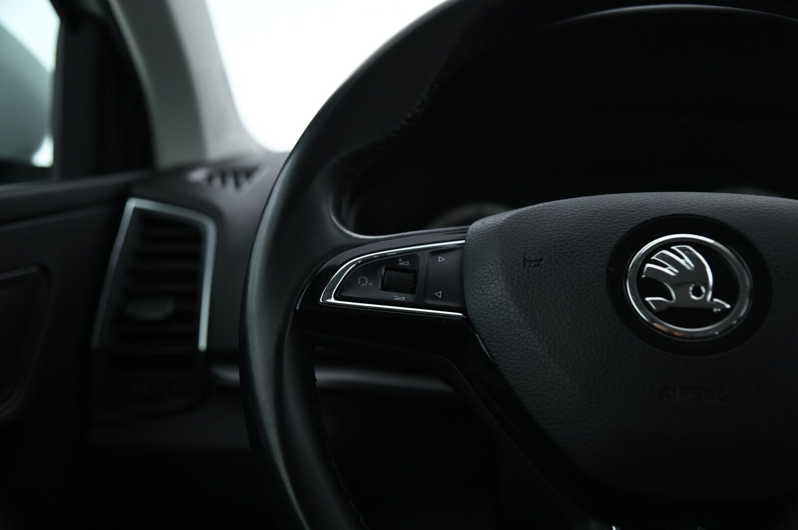 Skoda Karoq 2018 1,0 TSI Ambition DSG Autom *Suomi-Auto / Pitkä Leima / Jakopää Tehty / App Connect / Bluetooth / Tutkat / Ratinlämmitin / Taloudellinen* - Taloudellinen Bensa Karoq tuoreella jakopäällä!