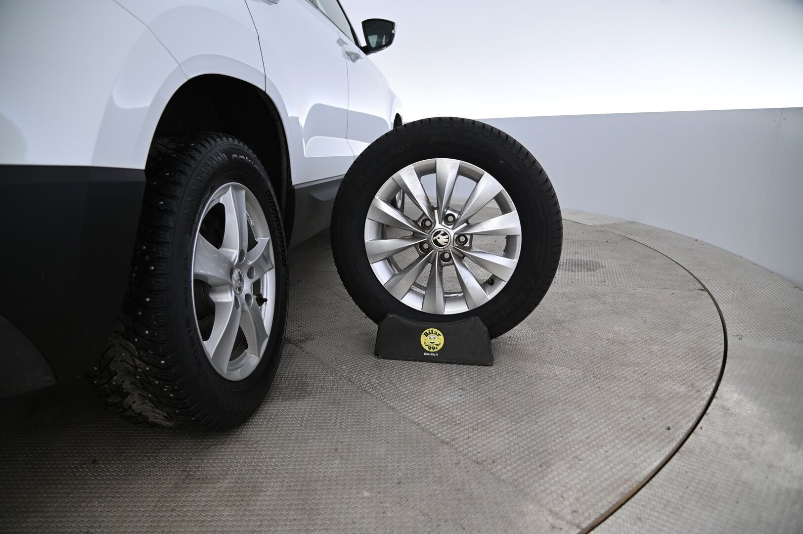 Skoda Karoq 2018 1,0 TSI Ambition DSG Autom *Suomi-auto / Vakkari / Parkkitutkat / App Connect / Bluetooth / Ratinlämmitin * - 3,99% KORKOTARJOUS TÄHÄN AUTOON 21.9. ASTI - Taloudellinen Bensa Karoq tuoreella jakopäällä! Hyvin pidetty Suomiauto, hyvällä huoltohistorialla. 