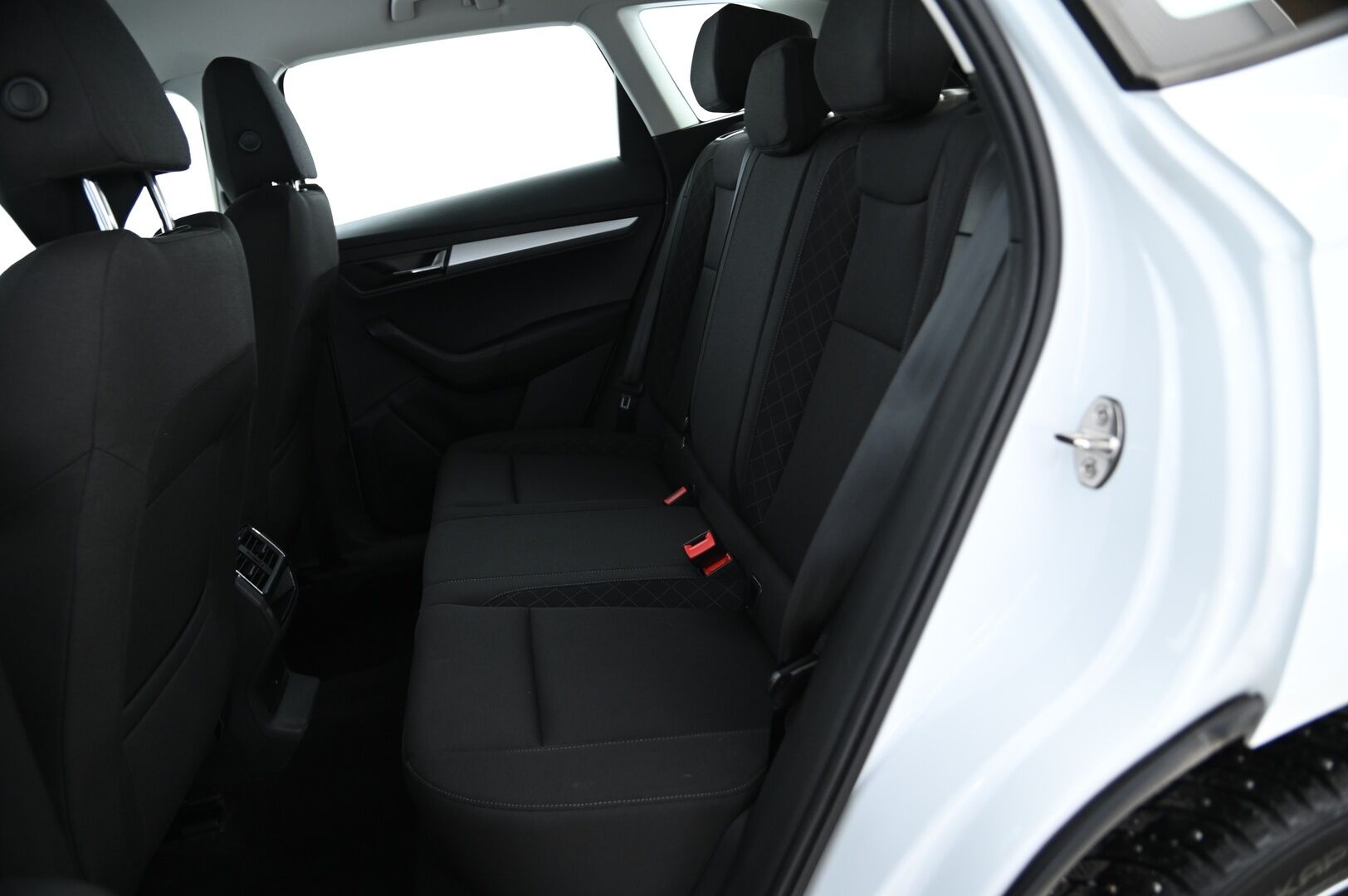 Skoda Karoq 2018 1,0 TSI Ambition DSG Autom *Suomi-Auto / Pitkä Leima / Jakopää Tehty / App Connect / Bluetooth / Tutkat / Ratinlämmitin / Taloudellinen* - Taloudellinen Bensa Karoq tuoreella jakopäällä!