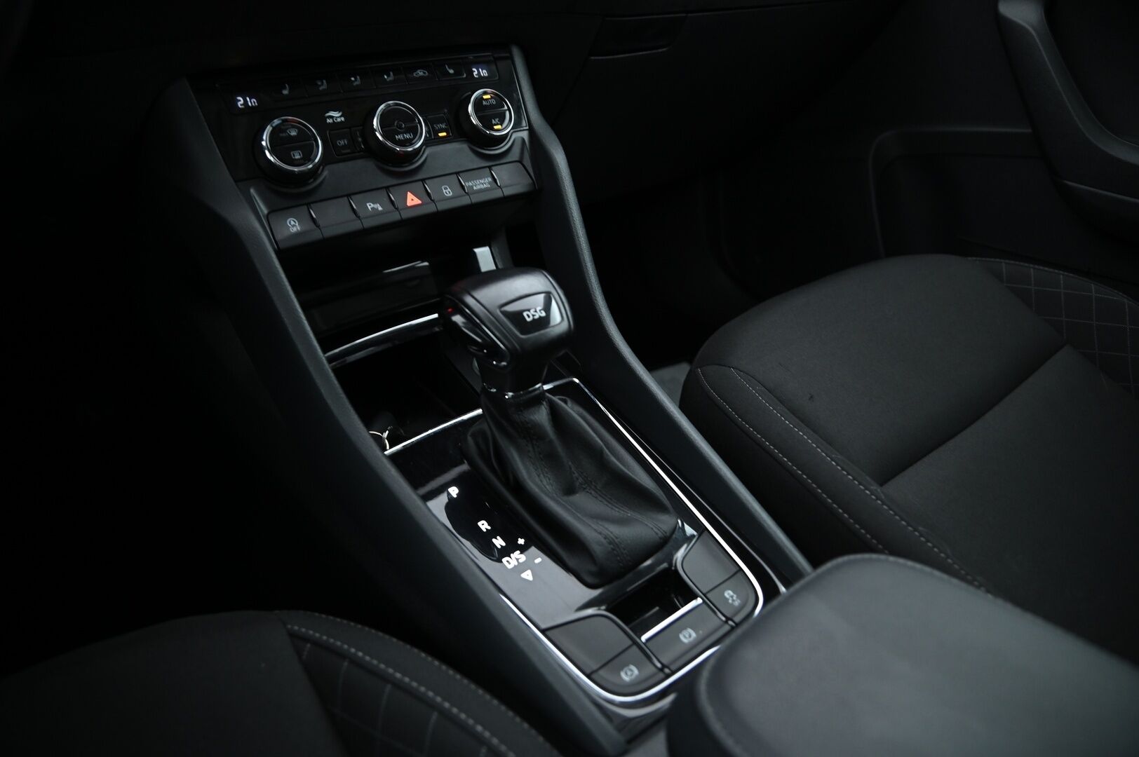 Skoda Karoq 2018 1,0 TSI Ambition DSG Autom *Suomi-Auto / Pitkä Leima / Jakopää Tehty / App Connect / Bluetooth / Tutkat / Ratinlämmitin / Taloudellinen* - Taloudellinen Bensa Karoq tuoreella jakopäällä!