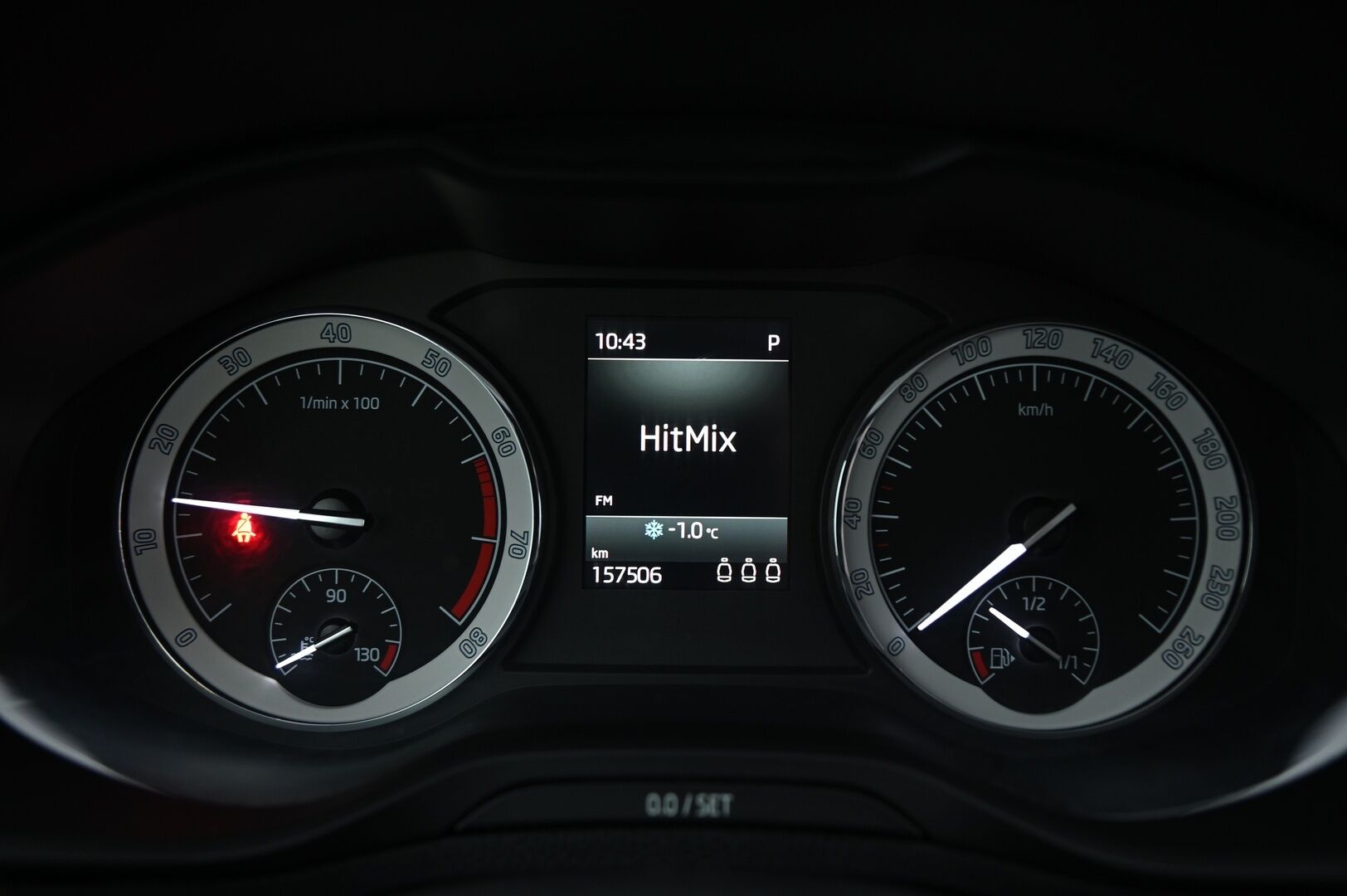 Skoda Karoq 2018 1,0 TSI Ambition DSG Autom *Suomi-Auto / Pitkä Leima / Jakopää Tehty / App Connect / Bluetooth / Tutkat / Ratinlämmitin / Taloudellinen* - Taloudellinen Bensa Karoq tuoreella jakopäällä!