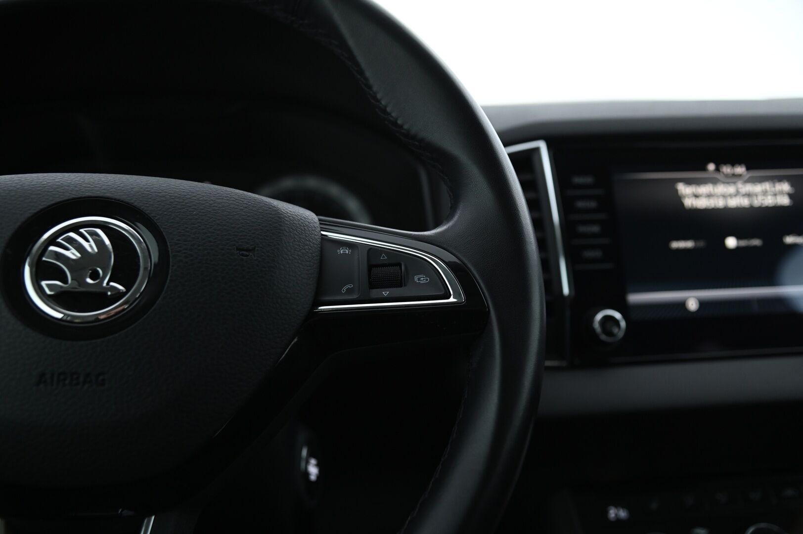Skoda Karoq 2018 1,0 TSI Ambition DSG Autom *Suomi-Auto / Pitkä Leima / Jakopää Tehty / App Connect / Bluetooth / Tutkat / Ratinlämmitin / Taloudellinen* - Taloudellinen Bensa Karoq tuoreella jakopäällä!