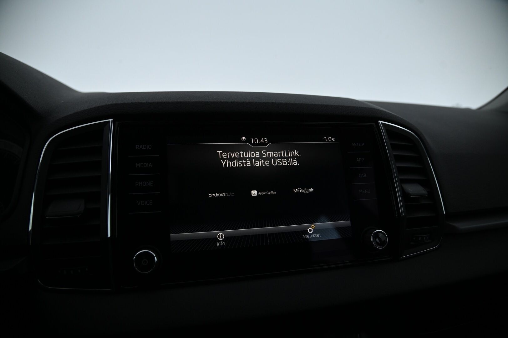 Skoda Karoq 2018 1,0 TSI Ambition DSG Autom *Suomi-Auto / Pitkä Leima / Jakopää Tehty / App Connect / Bluetooth / Tutkat / Ratinlämmitin / Taloudellinen* - Taloudellinen Bensa Karoq tuoreella jakopäällä!