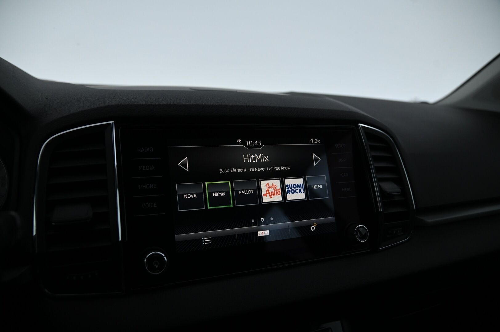 Skoda Karoq 2018 1,0 TSI Ambition DSG Autom *Suomi-Auto / Pitkä Leima / Jakopää Tehty / App Connect / Bluetooth / Tutkat / Ratinlämmitin / Taloudellinen* - Taloudellinen Bensa Karoq tuoreella jakopäällä!