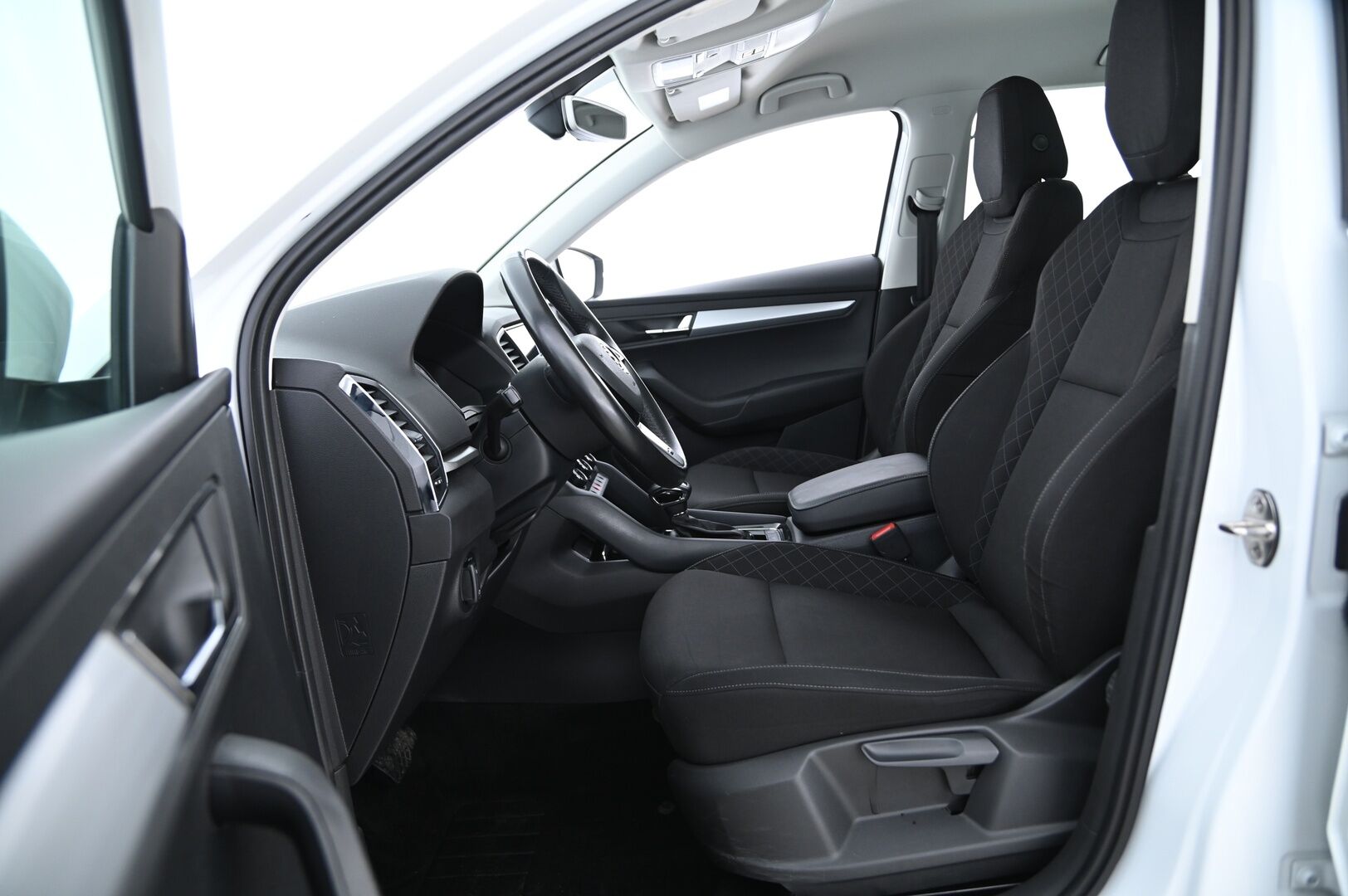 Skoda Karoq 2018 1,0 TSI Ambition DSG Autom *Suomi-Auto / Pitkä Leima / Jakopää Tehty / App Connect / Bluetooth / Tutkat / Ratinlämmitin / Taloudellinen* - Taloudellinen Bensa Karoq tuoreella jakopäällä!