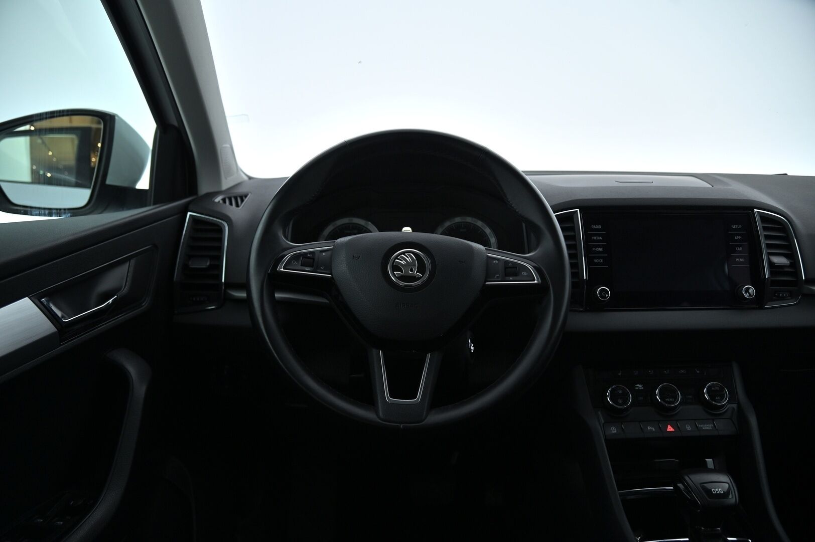 Skoda Karoq 2018 1,0 TSI Ambition DSG Autom *Suomi-Auto / Pitkä Leima / Jakopää Tehty / App Connect / Bluetooth / Tutkat / Ratinlämmitin / Taloudellinen* - Taloudellinen Bensa Karoq tuoreella jakopäällä!