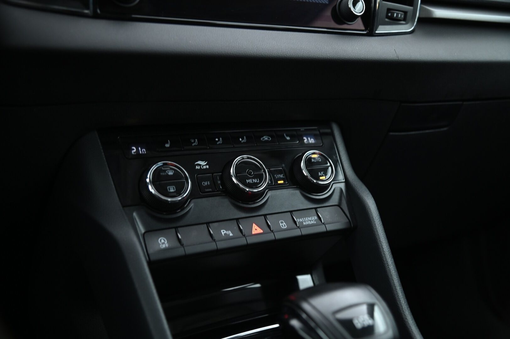 Skoda Karoq 2018 1,0 TSI Ambition DSG Autom *Suomi-Auto / Pitkä Leima / Jakopää Tehty / App Connect / Bluetooth / Tutkat / Ratinlämmitin / Taloudellinen* - Taloudellinen Bensa Karoq tuoreella jakopäällä!