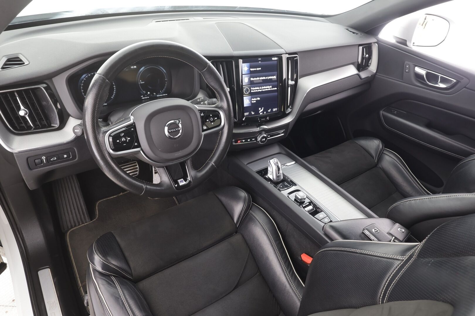 Volvo XC60 2018 T8 AWD R-Design aut - | ACC | Webasto | Ilma-alusta | Panorama | Muistipenkki | Full-LED | Navi | BLIS | Sporttipenkit | Keyless | Ratinlämmitin | P.Kamera | Suomi-auto | Kahdet renkaat aluvanteilla |