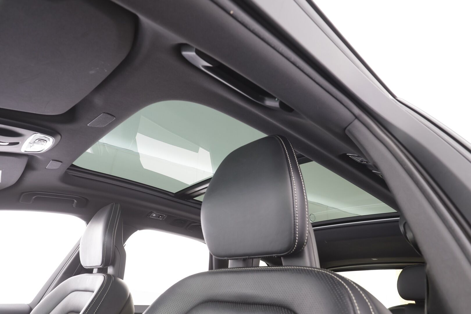 Volvo XC60 2018 T8 AWD R-Design aut - | ACC | Webasto | Ilma-alusta | Panorama | Muistipenkki | Full-LED | Navi | BLIS | Sporttipenkit | Keyless | Ratinlämmitin | P.Kamera | Suomi-auto | Kahdet renkaat aluvanteilla |