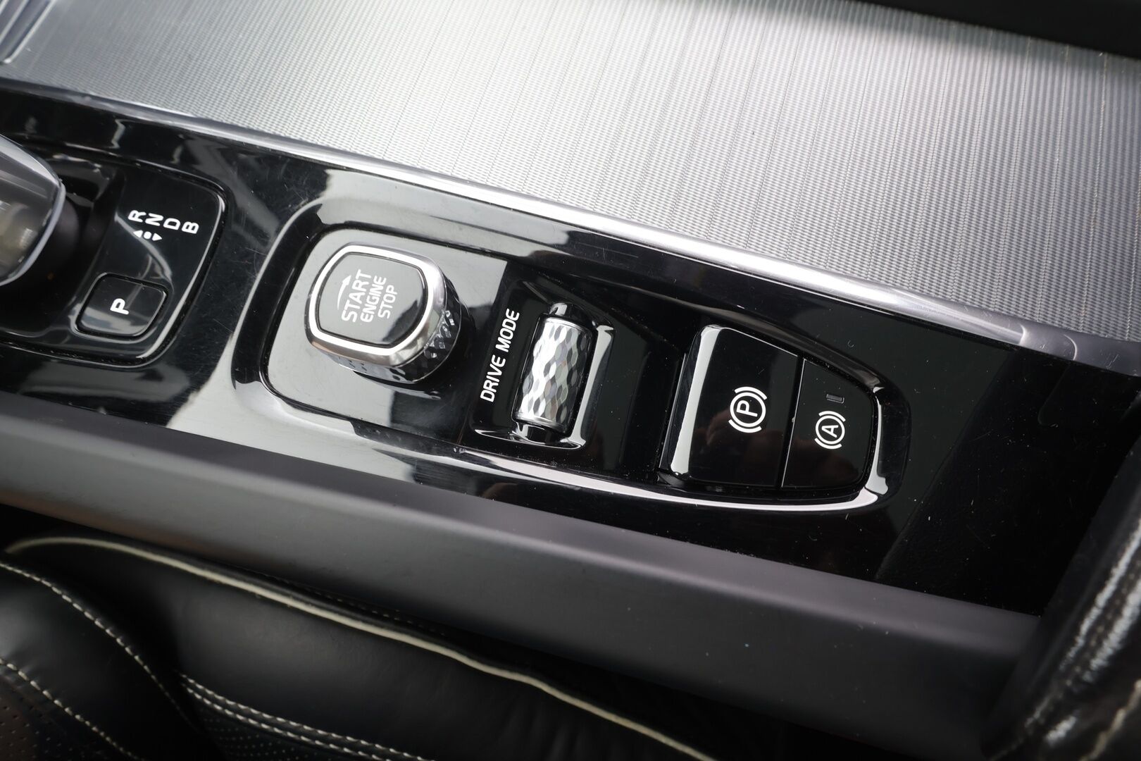 Volvo XC60 2018 T8 AWD R-Design aut - | ACC | Webasto | Ilma-alusta | Panorama | Muistipenkki | Full-LED | Navi | BLIS | Sporttipenkit | Keyless | Ratinlämmitin | P.Kamera | Suomi-auto | Kahdet renkaat aluvanteilla |