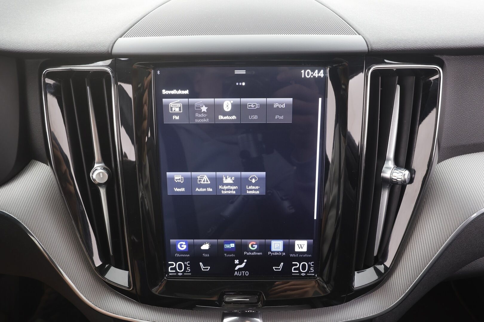 Volvo XC60 2018 T8 AWD R-Design aut - | ACC | Webasto | Ilma-alusta | Panorama | Muistipenkki | Full-LED | Navi | BLIS | Sporttipenkit | Keyless | Ratinlämmitin | P.Kamera | Suomi-auto | Kahdet renkaat aluvanteilla |