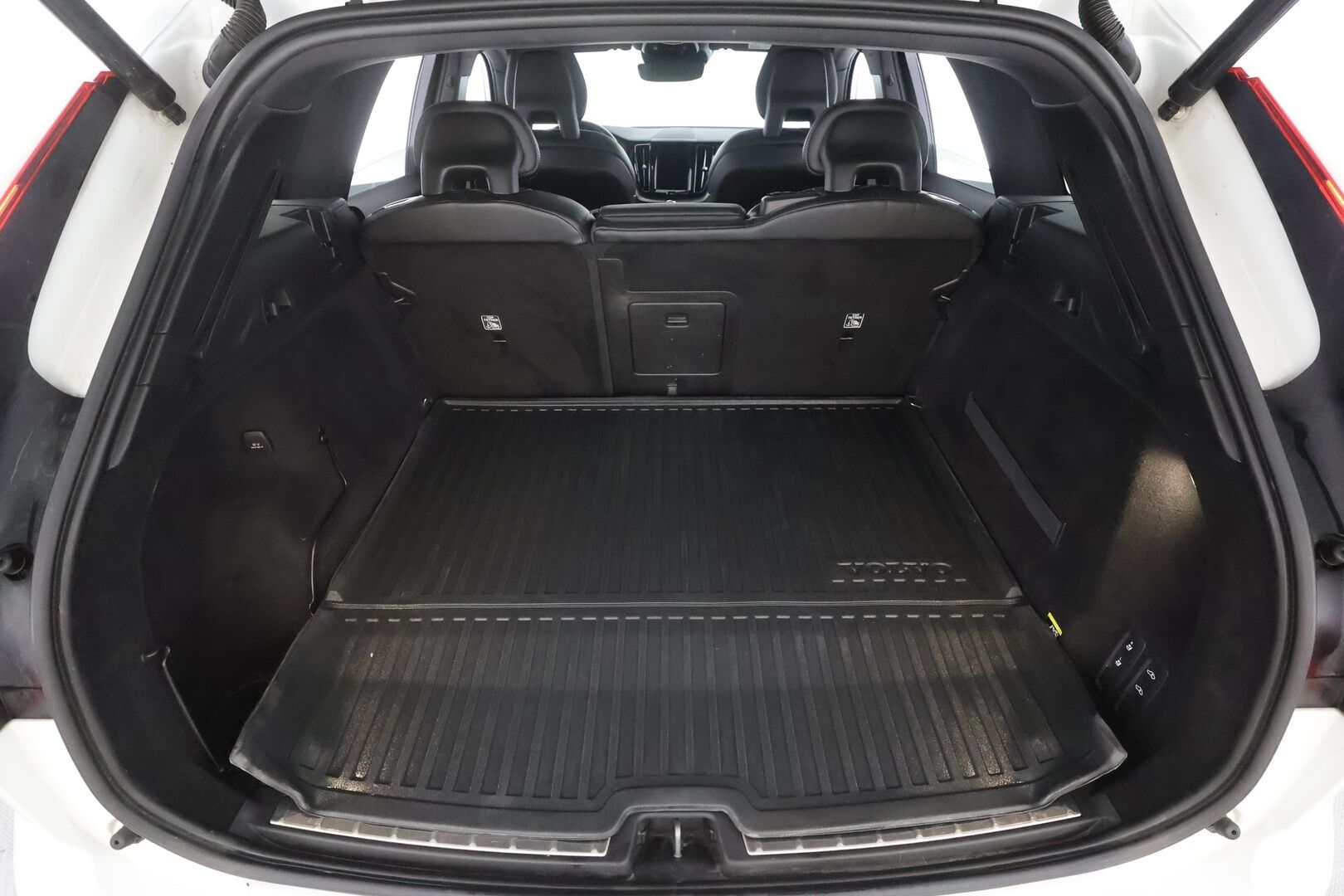 Volvo XC60 2018 T8 AWD R-Design aut - | ACC | Webasto | Ilma-alusta | Panorama | Muistipenkki | Full-LED | Navi | BLIS | Sporttipenkit | Keyless | Ratinlämmitin | P.Kamera | Suomi-auto | Kahdet renkaat aluvanteilla |