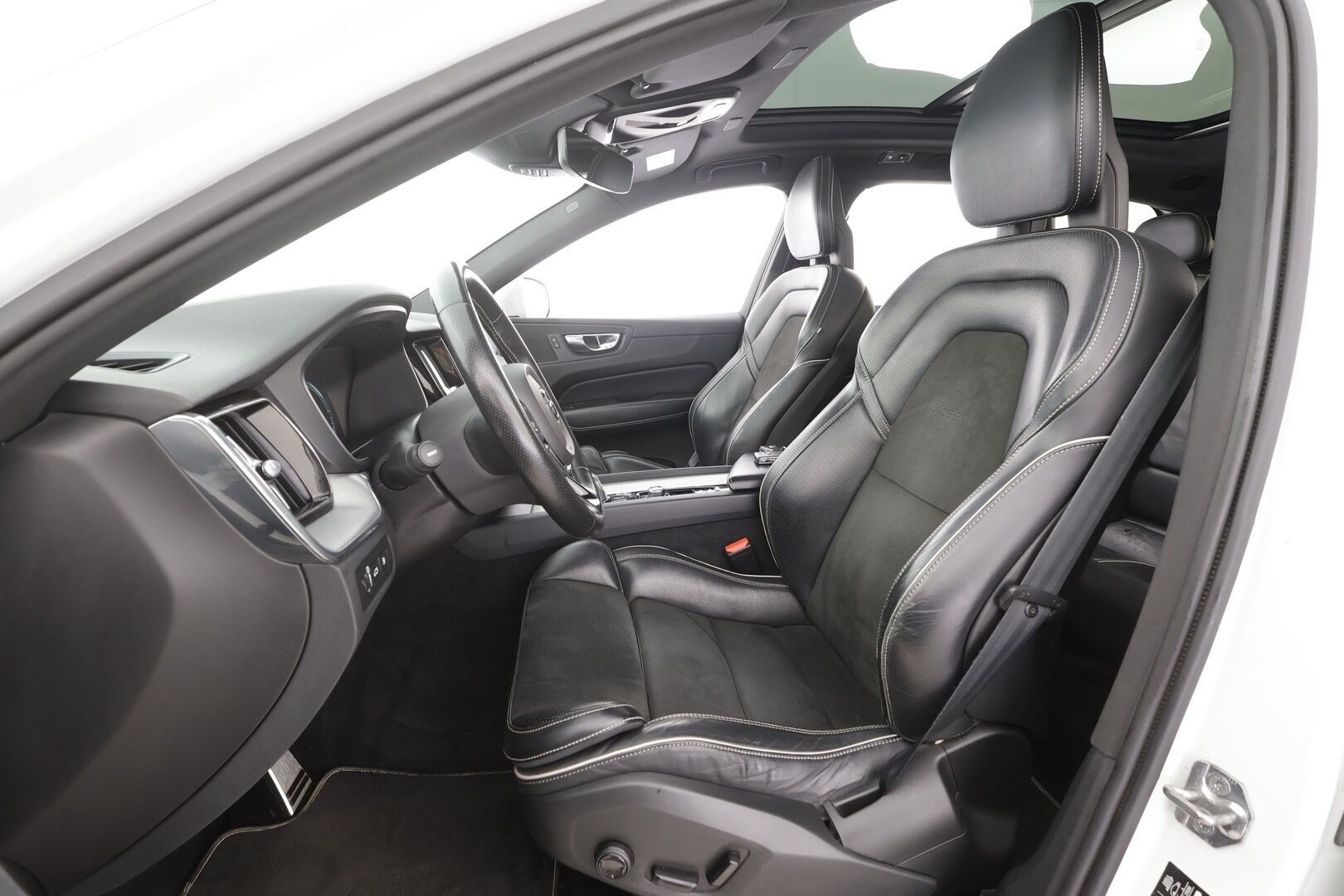 Volvo XC60 2018 T8 AWD R-Design aut - | ACC | Webasto | Ilma-alusta | Panorama | Muistipenkki | Full-LED | Navi | BLIS | Sporttipenkit | Keyless | Ratinlämmitin | P.Kamera | Suomi-auto | Kahdet renkaat aluvanteilla |
