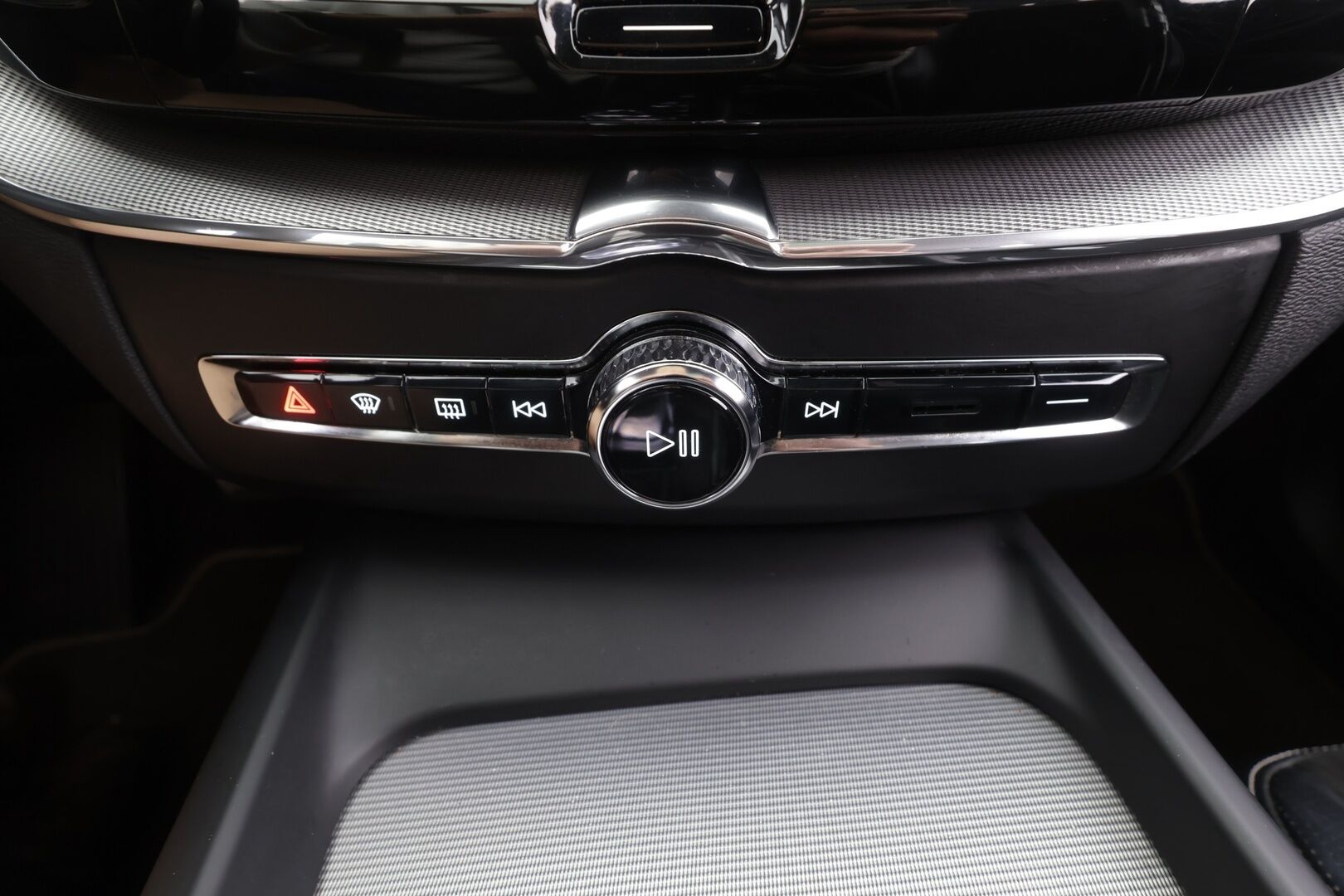Volvo XC60 2018 T8 AWD R-Design aut - | ACC | Webasto | Ilma-alusta | Panorama | Muistipenkki | Full-LED | Navi | BLIS | Sporttipenkit | Keyless | Ratinlämmitin | P.Kamera | Suomi-auto | Kahdet renkaat aluvanteilla |