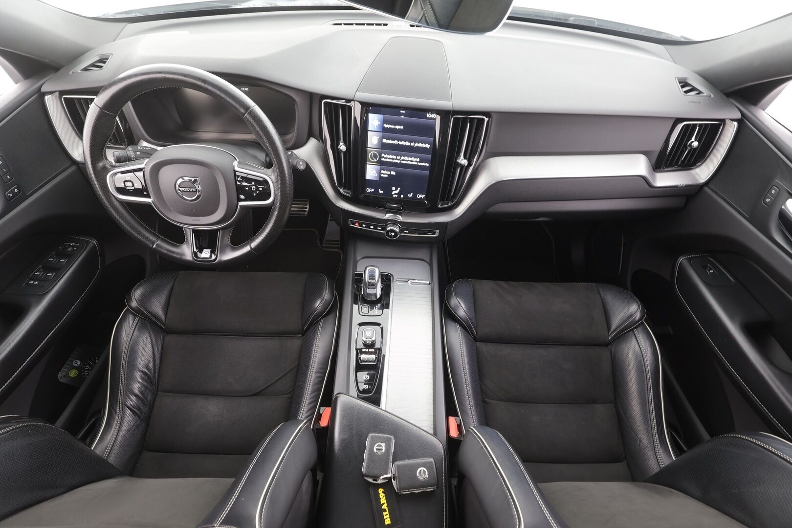 Volvo XC60 2018 T8 AWD R-Design aut - | ACC | Webasto | Ilma-alusta | Panorama | Muistipenkki | Full-LED | Navi | BLIS | Sporttipenkit | Keyless | Ratinlämmitin | P.Kamera | Suomi-auto | Kahdet renkaat aluvanteilla |