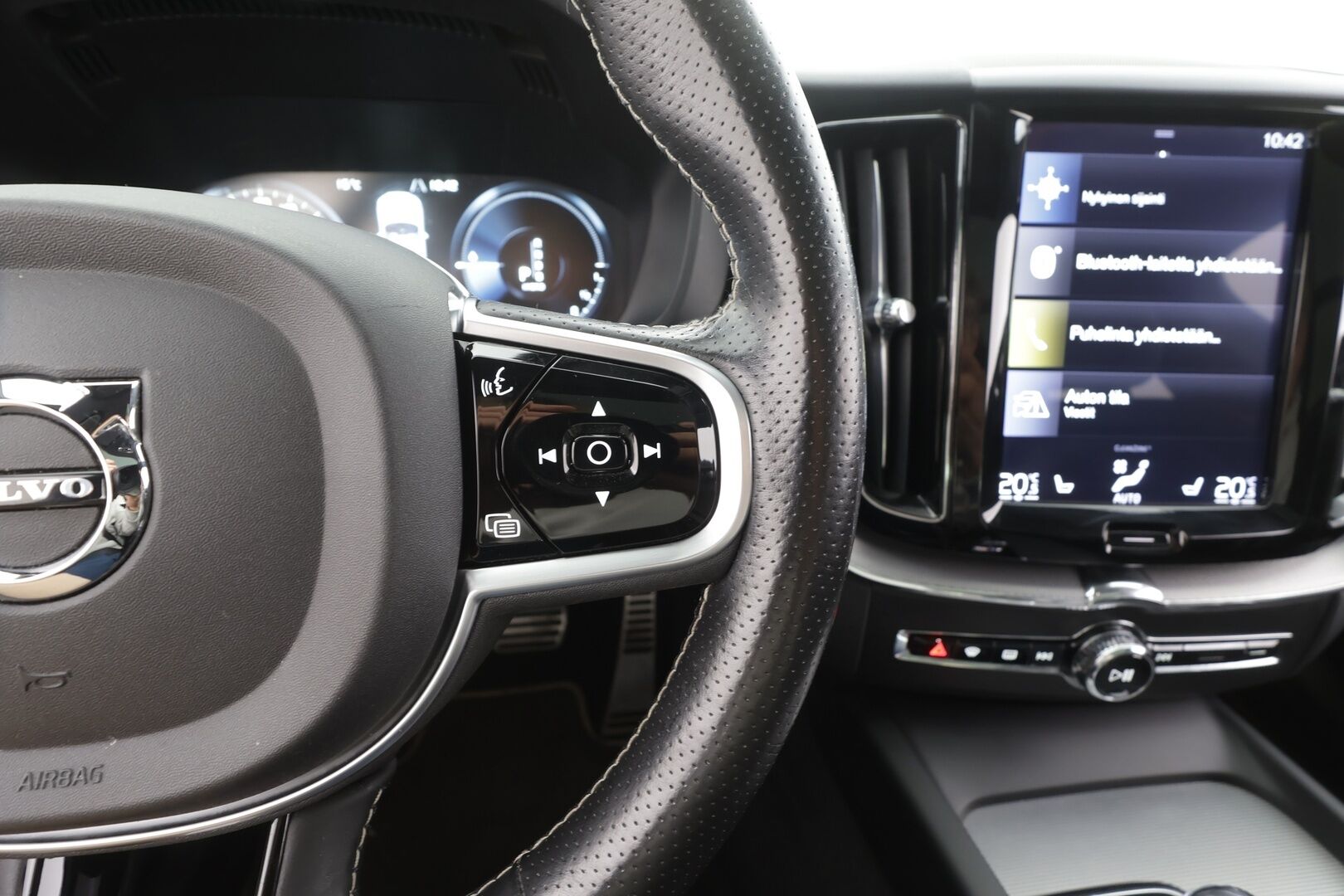 Volvo XC60 2018 T8 AWD R-Design aut - | ACC | Webasto | Ilma-alusta | Panorama | Muistipenkki | Full-LED | Navi | BLIS | Sporttipenkit | Keyless | Ratinlämmitin | P.Kamera | Suomi-auto | Kahdet renkaat aluvanteilla |