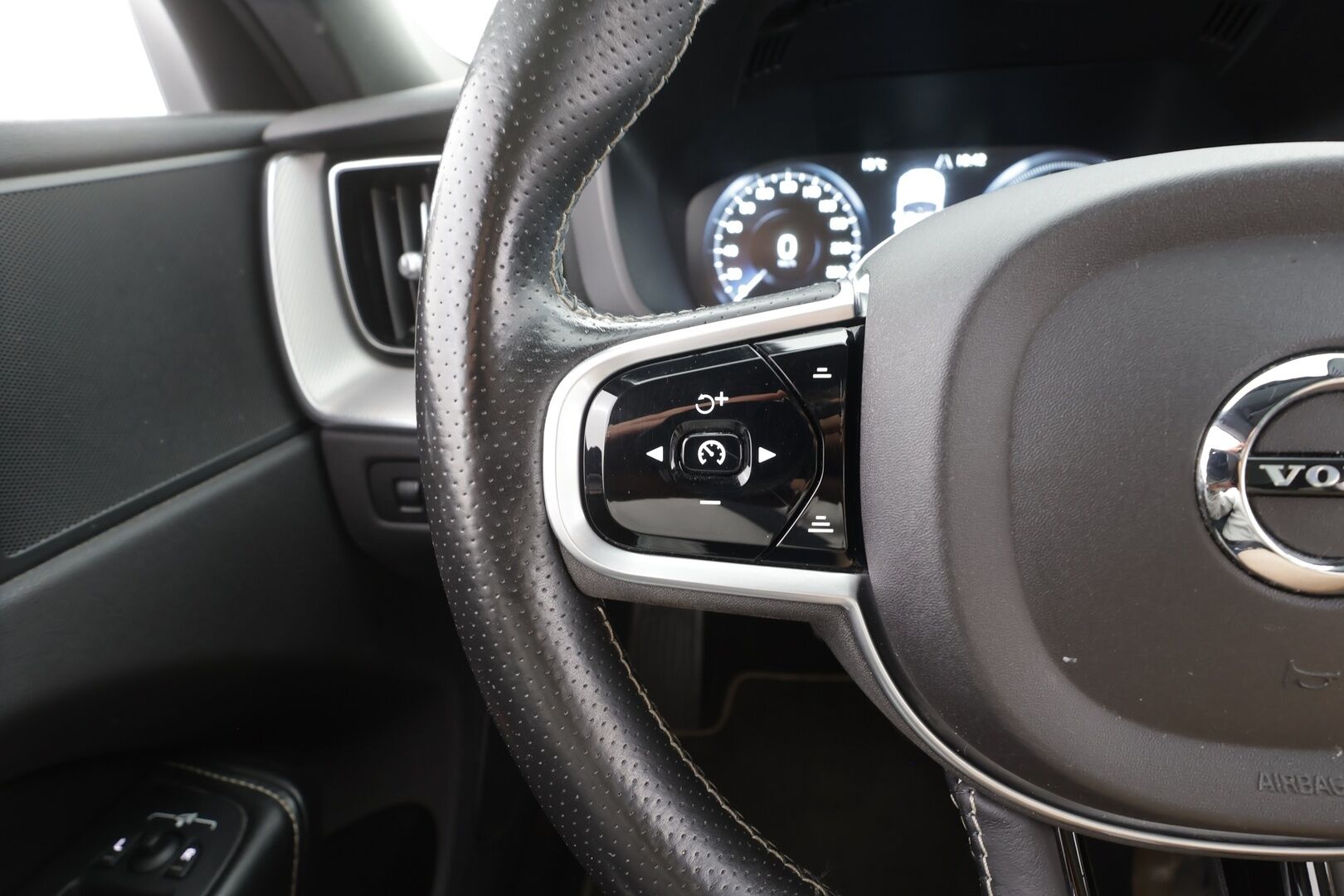Volvo XC60 2018 T8 AWD R-Design aut - | ACC | Webasto | Ilma-alusta | Panorama | Muistipenkki | Full-LED | Navi | BLIS | Sporttipenkit | Keyless | Ratinlämmitin | P.Kamera | Suomi-auto | Kahdet renkaat aluvanteilla |