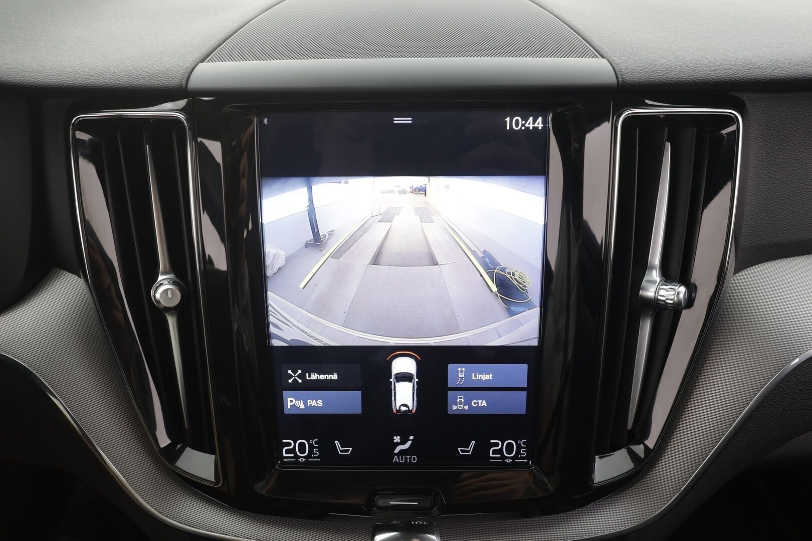 Volvo XC60 2018 T8 AWD R-Design aut - | ACC | Webasto | Ilma-alusta | Panorama | Muistipenkki | Full-LED | Navi | BLIS | Sporttipenkit | Keyless | Ratinlämmitin | P.Kamera | Suomi-auto | Kahdet renkaat aluvanteilla |
