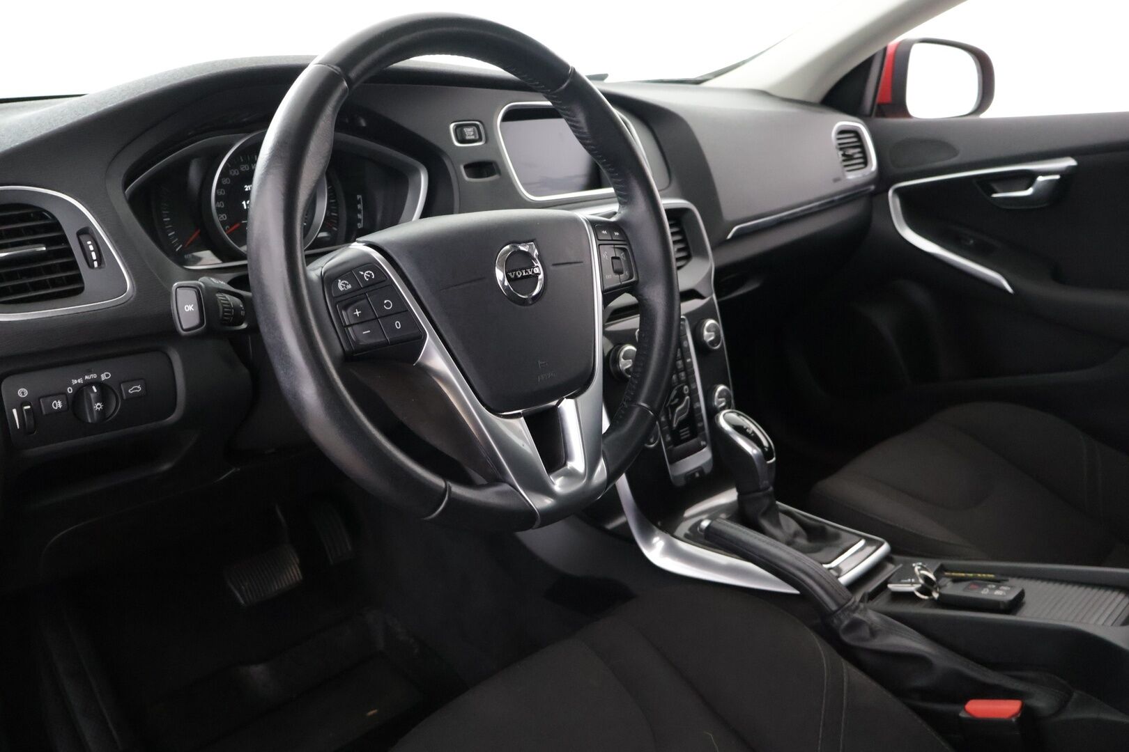 Volvo V40 2018 T2 Business aut - Suomi-Auto | Vakionopeudensäädin | Kahdet renkaat vanteineen | Katsastetttu ja huollettu!