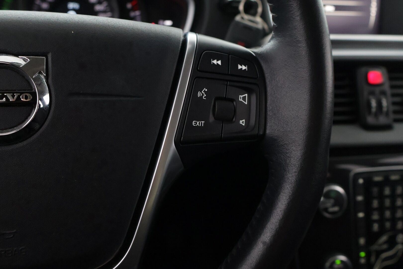 Volvo V40 2018 T2 Business aut - Suomi-Auto | Vakionopeudensäädin | Kahdet renkaat vanteineen | Katsastetttu ja huollettu!