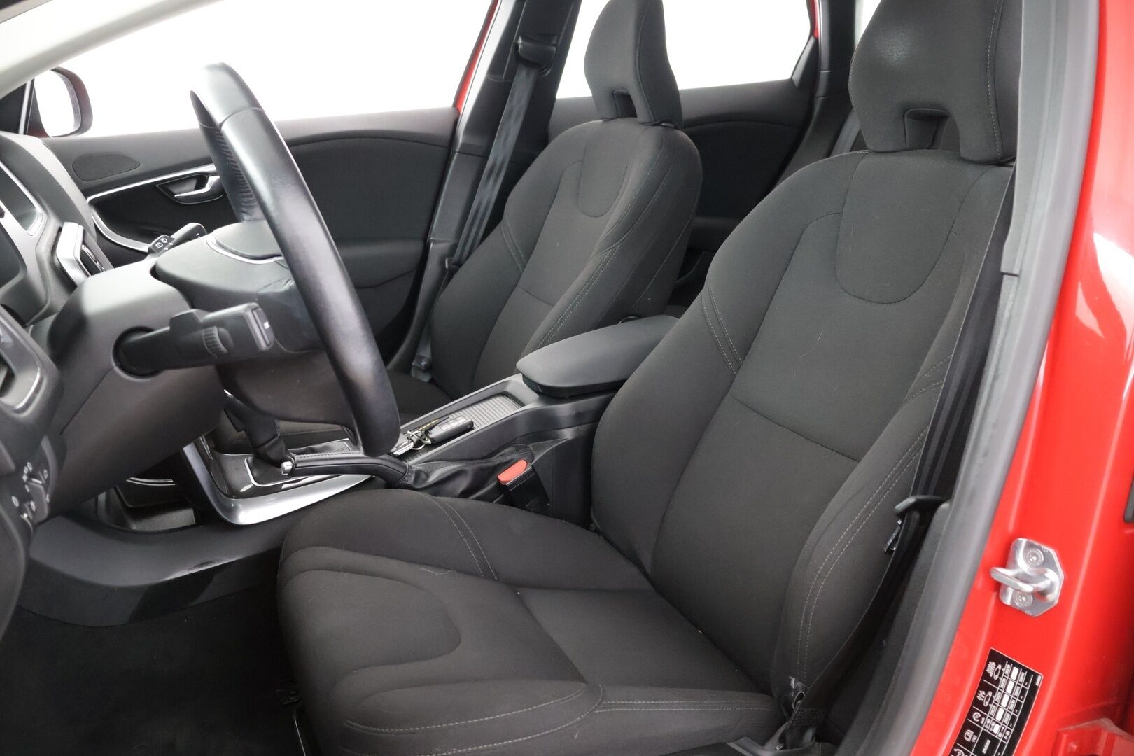 Volvo V40 2018 T2 Business aut - Suomi-Auto | Vakionopeudensäädin | Kahdet renkaat vanteineen | Katsastetttu ja huollettu!