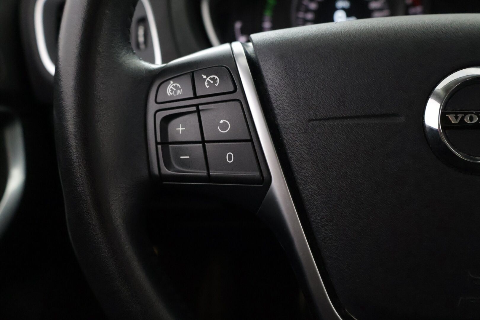Volvo V40 2018 T2 Business aut - Suomi-Auto | Vakionopeudensäädin | Kahdet renkaat vanteineen | Katsastetttu ja huollettu!