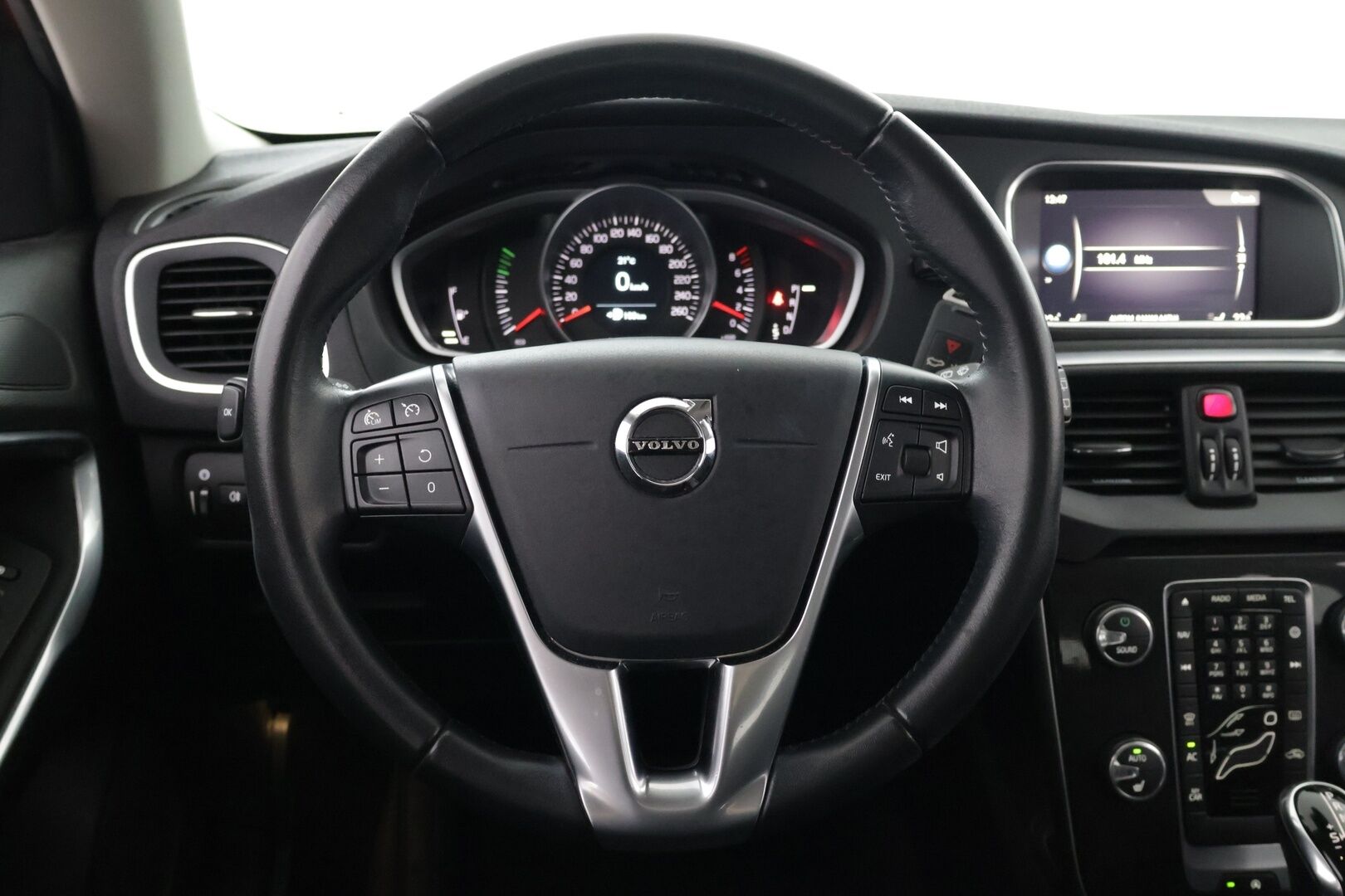 Volvo V40 2018 T2 Business aut - Suomi-Auto | Vakionopeudensäädin | Kahdet renkaat vanteineen | Katsastetttu ja huollettu!