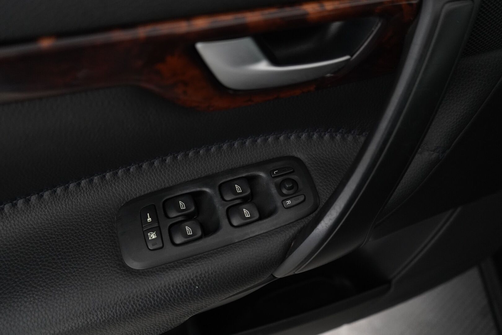 Volvo XC70 2005 2.4D AWD Summum Business * - YritysOutlet - Myydään vain yrityksille * - Koukku / Nahkasisusta / Muistipenkki / Vakkari 